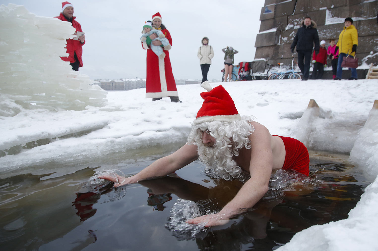 Дед мороз упал на землю. Дед Мороз в проруби. Дед Мороз купается. Дед Мороз купается в проруби. Дед в проруби.