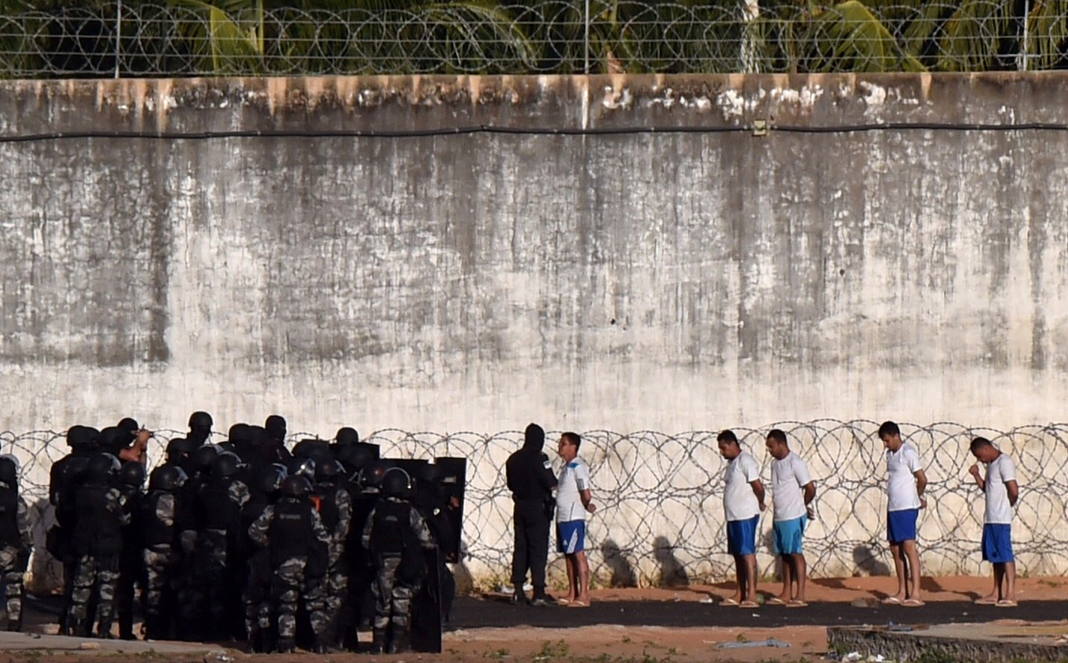 NATAL 2017-01-16 Inmates stand in front of riot police after a new uprising broke out at Alcacuz prison in Natal, Rio Grande do Norte state, Brazil, January 16, 2017. REUTERS/Josemar Goncalves FOR EDITORIAL USE ONLY. NO RESALES. NO ARCHIVES TPX IMAGES OF THE DAY Photo: / REUTERS / TT / kod 72000