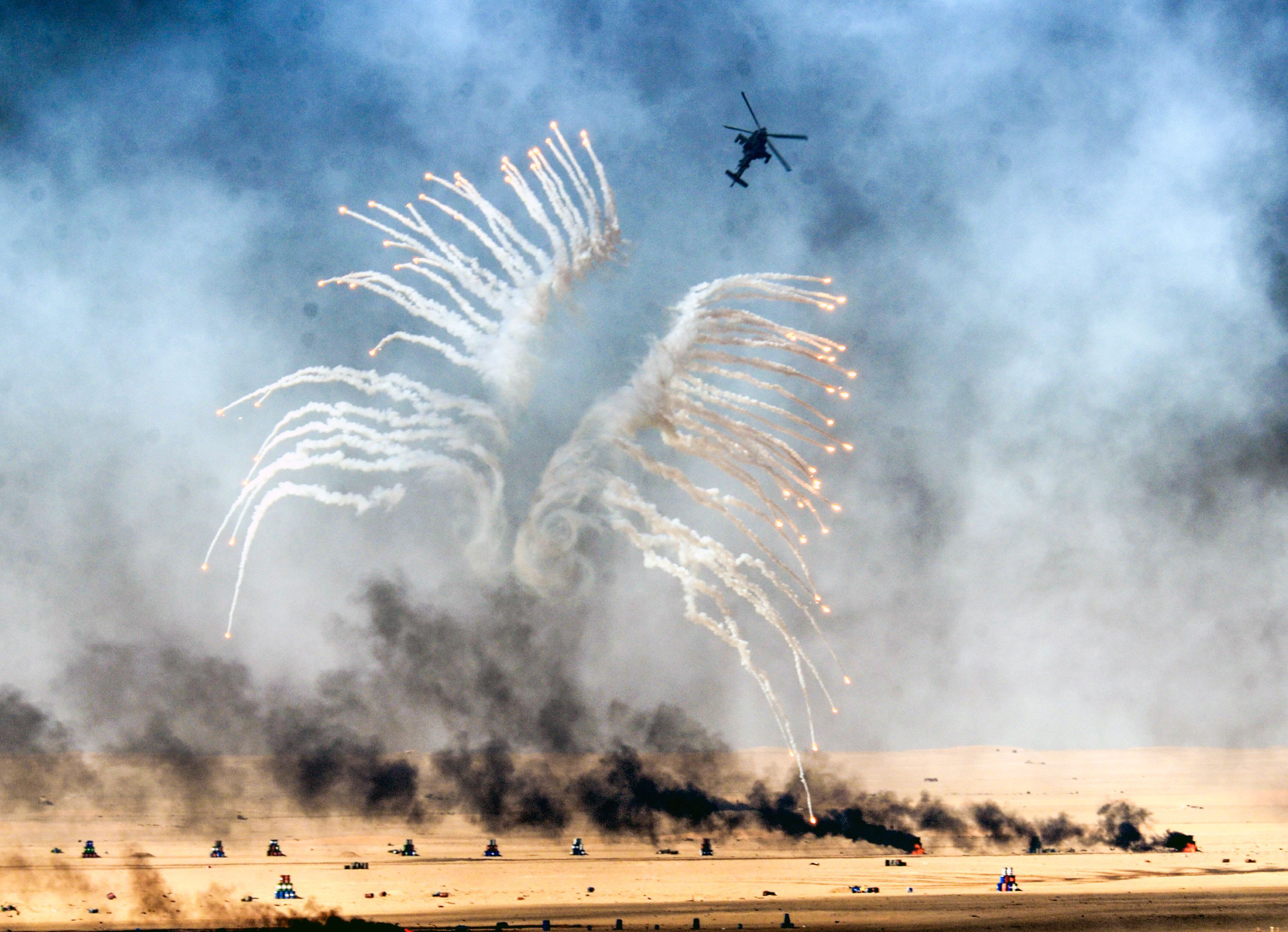 TOPSHOT - A Kuwaiti military helicopter takes part in a live ammunition military exercise at Udaira military range, 140 km north of Kuwait City, on January 17, 2017. / AFP PHOTO / Yasser Al-Zayyat / TT / kod 444