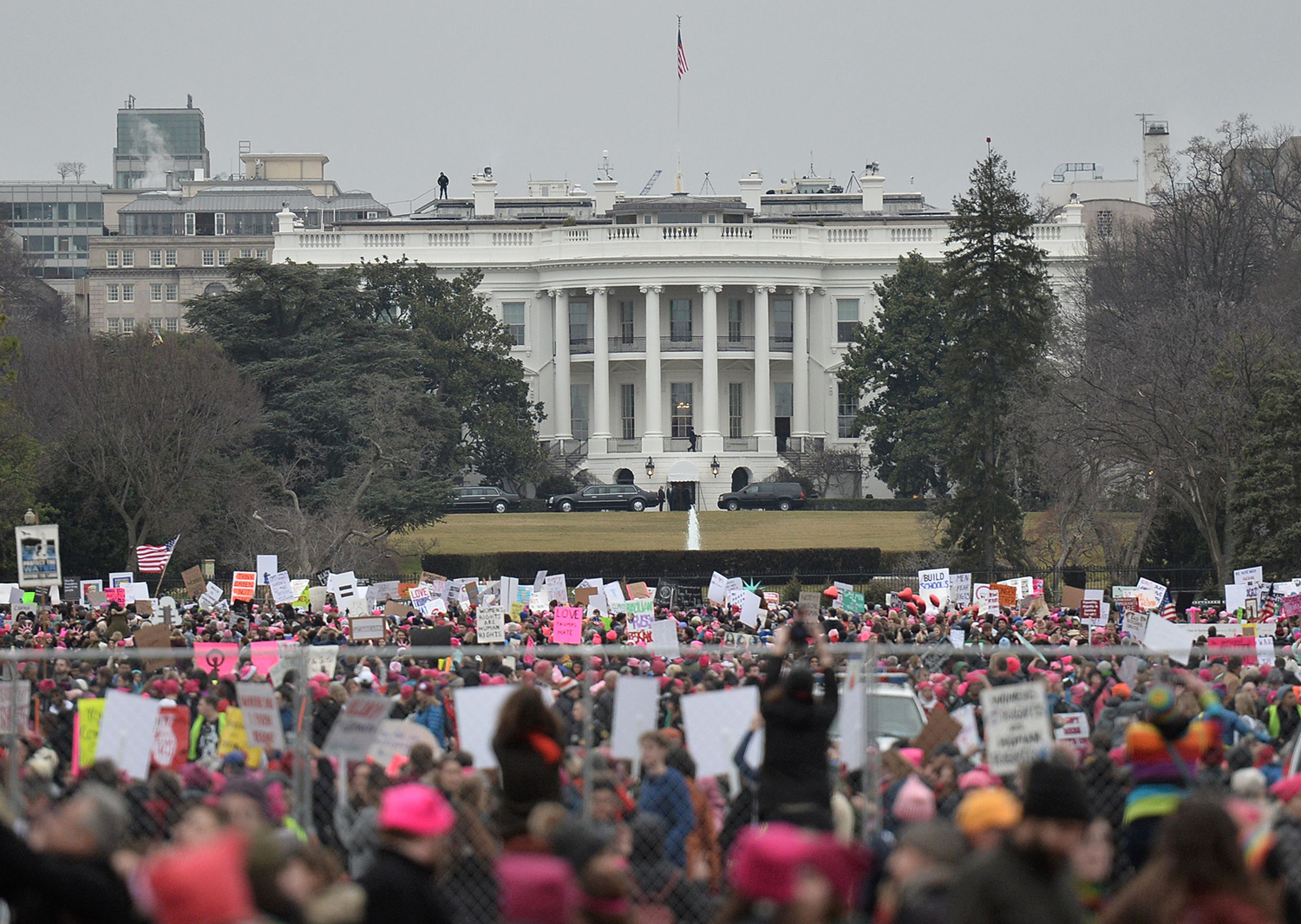 TOPSHOT - Demonstrators protest near the White House in Washington, DC, for the Women's March on January 21, 2017. Hundreds of thousands of protesters spearheaded by women's rights groups demonstrated across the US to send a defiant message to US President Donald Trump. / AFP PHOTO / Andrew CABALLERO-REYNOLDS / TT / kod 444