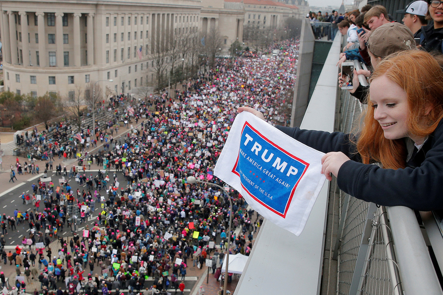 WASHINGTON 2017-01-21 Sixteen year-old Emma Humphries holds a "Trump" towel over the Women's March on Washington, following the inauguration of U.S. President Donald Trump, in Washington, DC, U.S. January 21, 2017. REUTERS/Brian Snyder TPX IMAGES OF THE DAY Photo: / REUTERS / TT / kod 72000