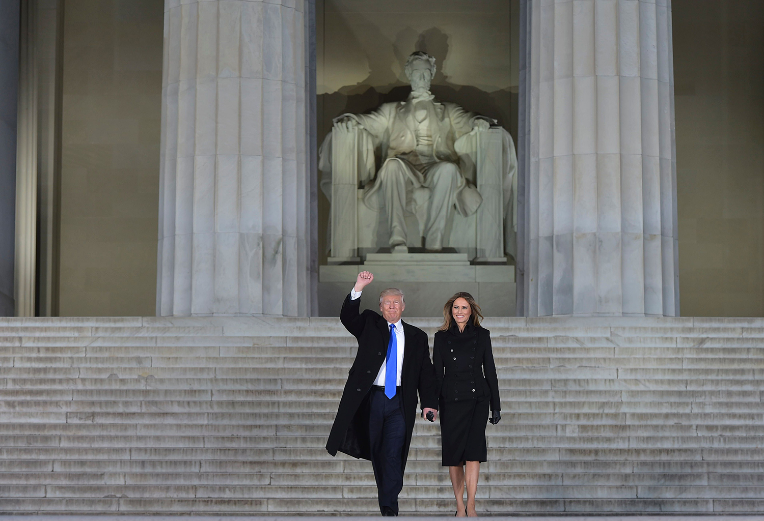 TOPSHOT - US President-elect Donald Trump and his wife Melania arrive to attend an inauguration concert at the Lincoln Memorial in Washington, DC, on January 19, 2017. / AFP PHOTO / MANDEL NGAN / TT / kod 444