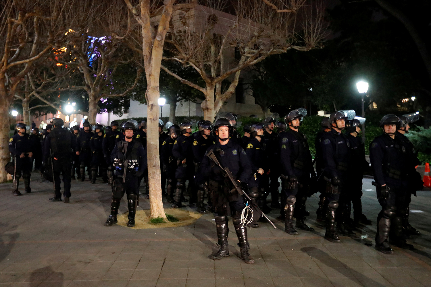 BERKELEY 2017-02-02 Police officers prepare to deploy a skirmish line after a student protest turned violent at UC Berkeley during a demonstration over right-wing speaker Milo Yiannopoulos, who was forced to cancel his talk, in Berkeley, California, U.S., February 1, 2017. REUTERS/Stephen Lam TPX IMAGES OF THE DAY Photo: / REUTERS / TT / kod 72000