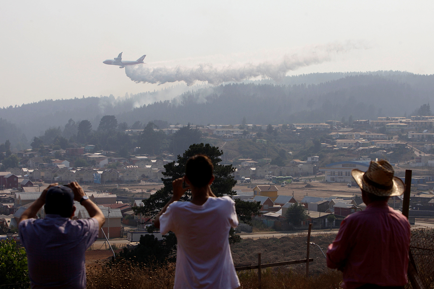 DICHATO 2017-01-31 A Boeing 747-400 Super Tanker from the U.S. drops water to extinguish wildfires in Chile's central-south regions, in Dichato, Chile January 31, 2017. REUTERS/Maribel Fornerod EDITORIAL USE ONLY. NO RESALES. NO ARCHIVE. TPX IMAGES OF THE DAY Photo: / REUTERS / TT / kod 72000