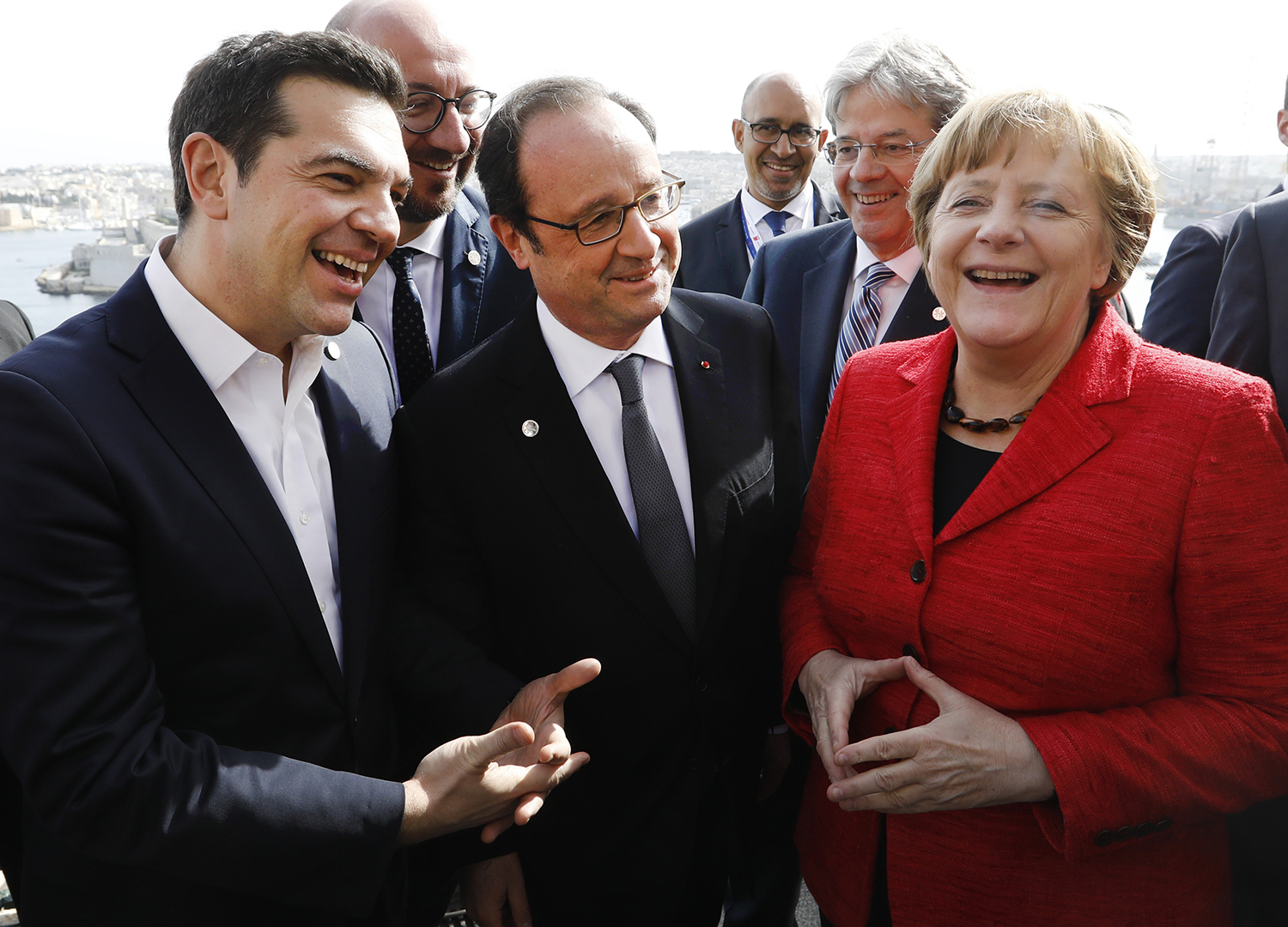 VALLETTA 2017-02-03 L-R, Greek Prime Minister Alexis Tsipras, French President Francois Hollande and German Chancellor Angela Merkel visit a vantage point overlooking Valletta during a break in the European Union leaders summit in Valletta, Malta, February 3, 2017.     REUTERS/Yves Herman    TPX IMAGES OF THE DAY Photo:  / REUTERS / TT / kod 72000