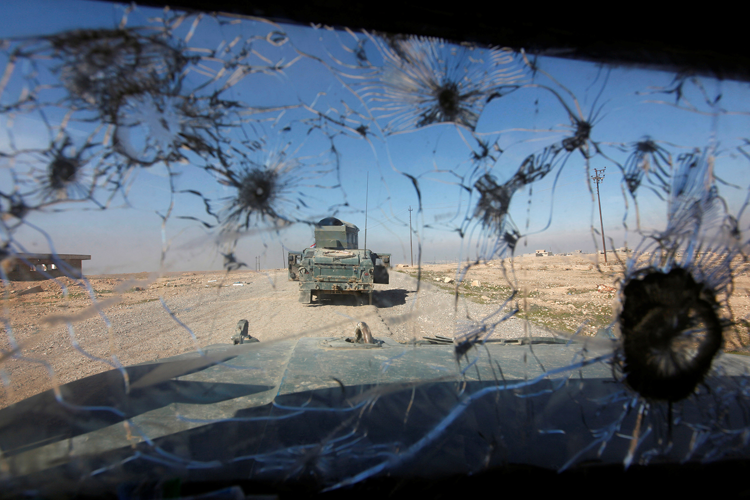 MOSUL 2017-02-20 Iraqi rapid response forces advancing towards south of Mosul are seen through a shattered glass window of a military vehicle, Iraq February 20, 2017. REUTERS/Alaa Al-Marjani TPX IMAGES OF THE DAY Photo: / REUTERS / TT / kod 72000