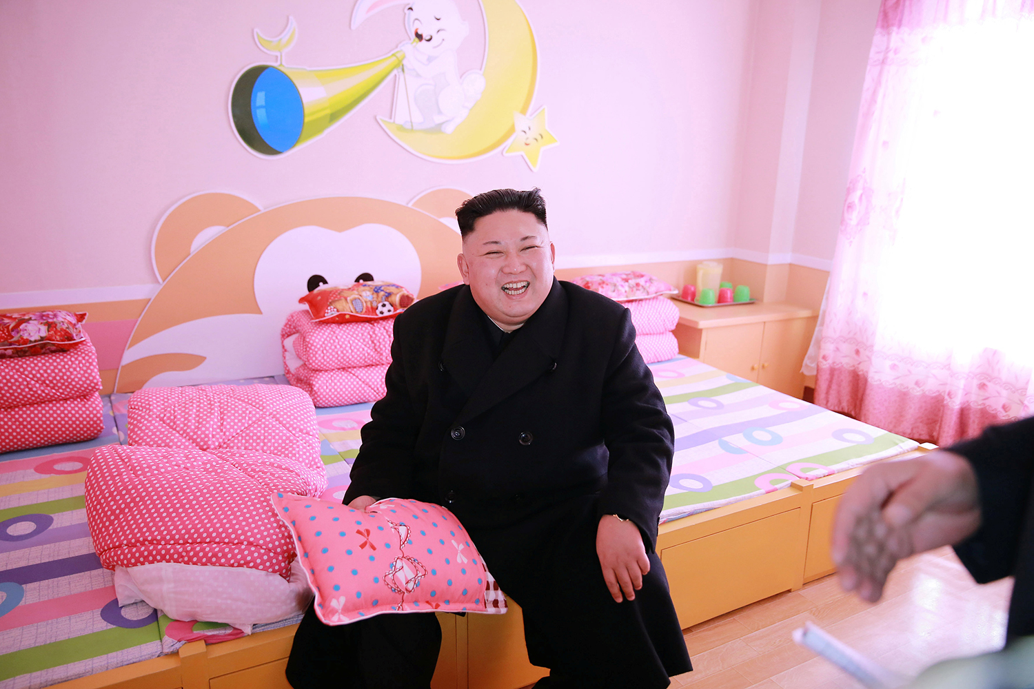 PYONGYANG 2017-02-02 North Korean leader Kim Jong Un gives field guidance to Pyongyang Orphans' Primary School, in this undated photo released by North Korea's Korean Central News Agency (KCNA) February 2, 2017. KCNA via REUTERS TPX IMAGES OF THE DAY ATTENTION EDITORS - THIS PICTURE WAS PROVIDED BY A THIRD PARTY. REUTERS IS UNABLE TO INDEPENDENTLY VERIFY THIS IMAGE. FOR EDITORIAL USE ONLY. NO THIRD PARTY SALES. SOUTH KOREA OUT. Photo: / REUTERS / TT / kod 72000
