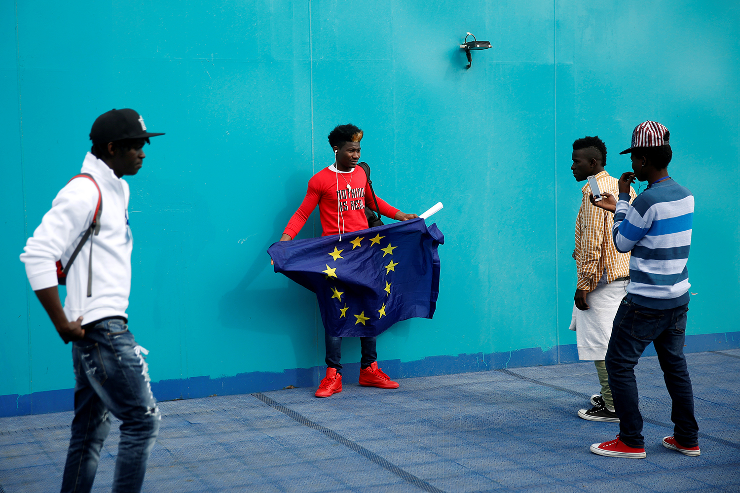 CEUTA 2017-02-23 An African migrant holds a European Union flag on board a ferry to Algeciras after having awaited in CETI, the short-stay immigrant centre in Spain's north African enclave of Ceuta to be transferred to mainland Spain, February 23, 2017. REUTERS/Juan Medina TPX IMAGES OF THE DAY Photo: / REUTERS / TT / kod 72000