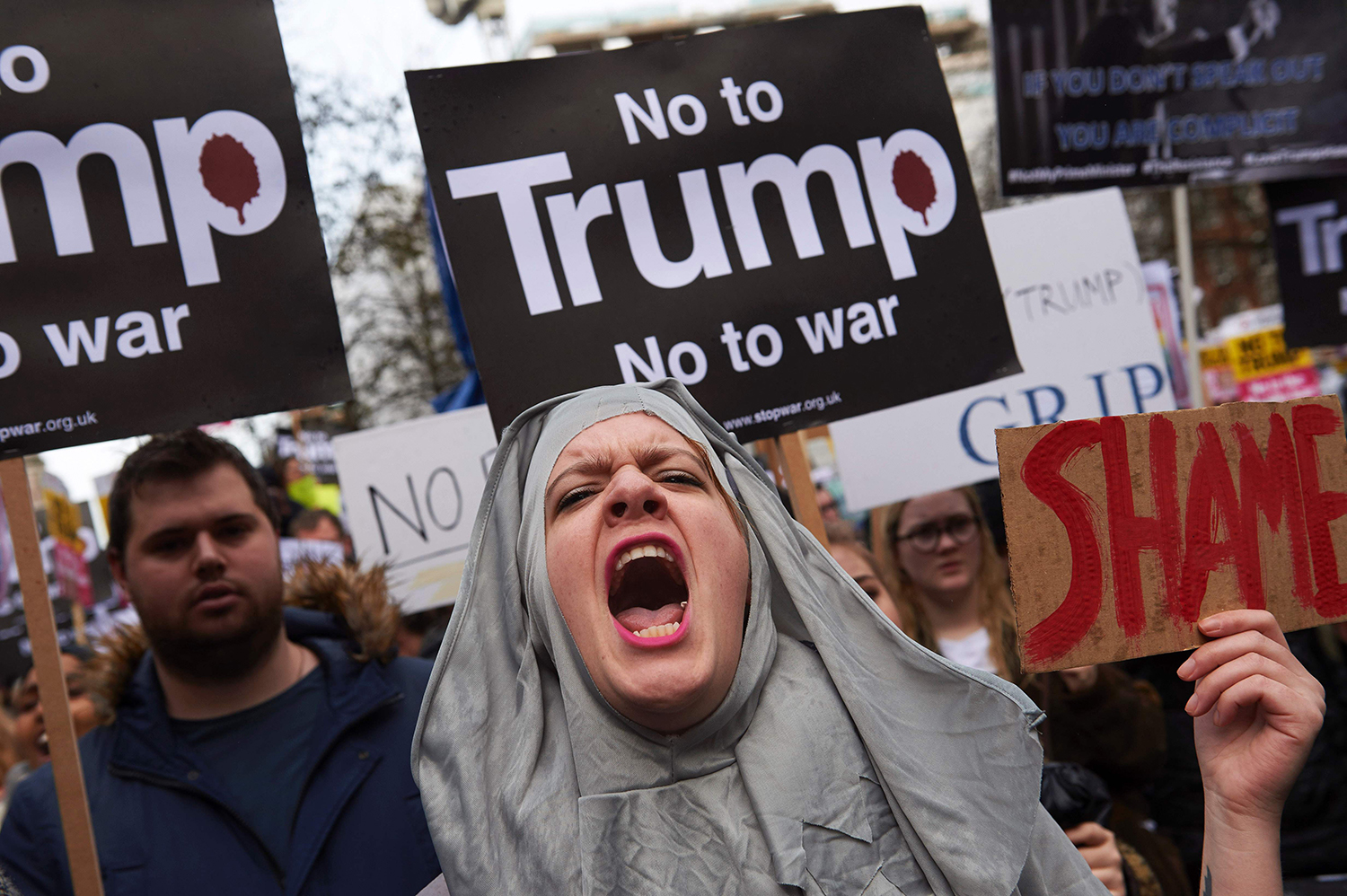 TOPSHOT - Demonstrators holding placards take part in a protest against US President Donald Trump outside the US Embassy in London on February 4, 2017. / AFP PHOTO / NIKLAS HALLE'N / TT / kod 444