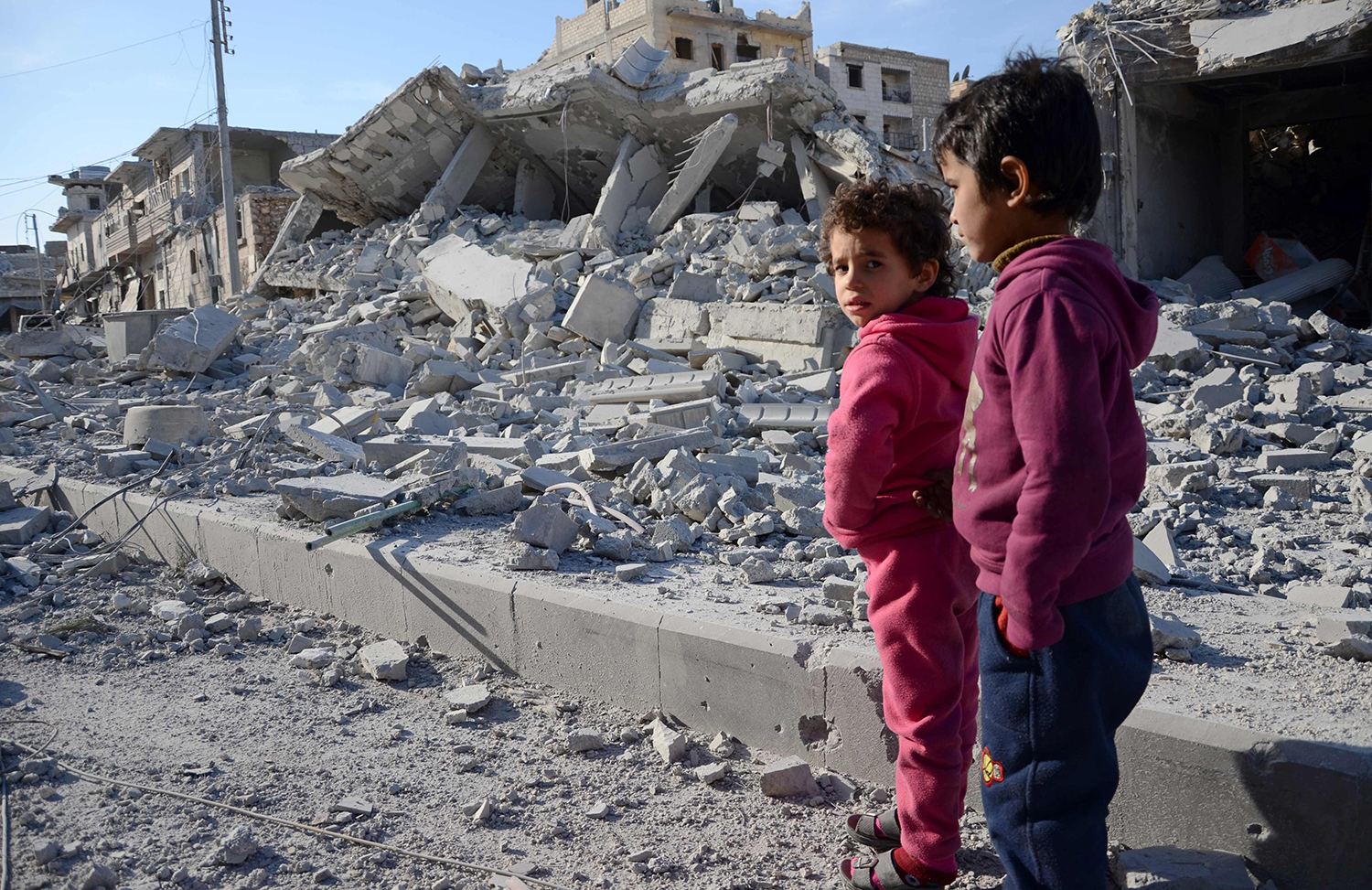 TOPSHOT - Young children stand in a destroyed street in the northwestern border town of al-Bab on February 23, 2017, after Turkish-backed Syrian rebels fully captured the town from the Islamic State (IS) group. Al-Bab, just 25 kilometres (15 miles) south of the Turkish border, was the last IS stronghold in the northern Syrian province of Aleppo. / AFP PHOTO / Nazeer al-Khatib / TT / kod 444