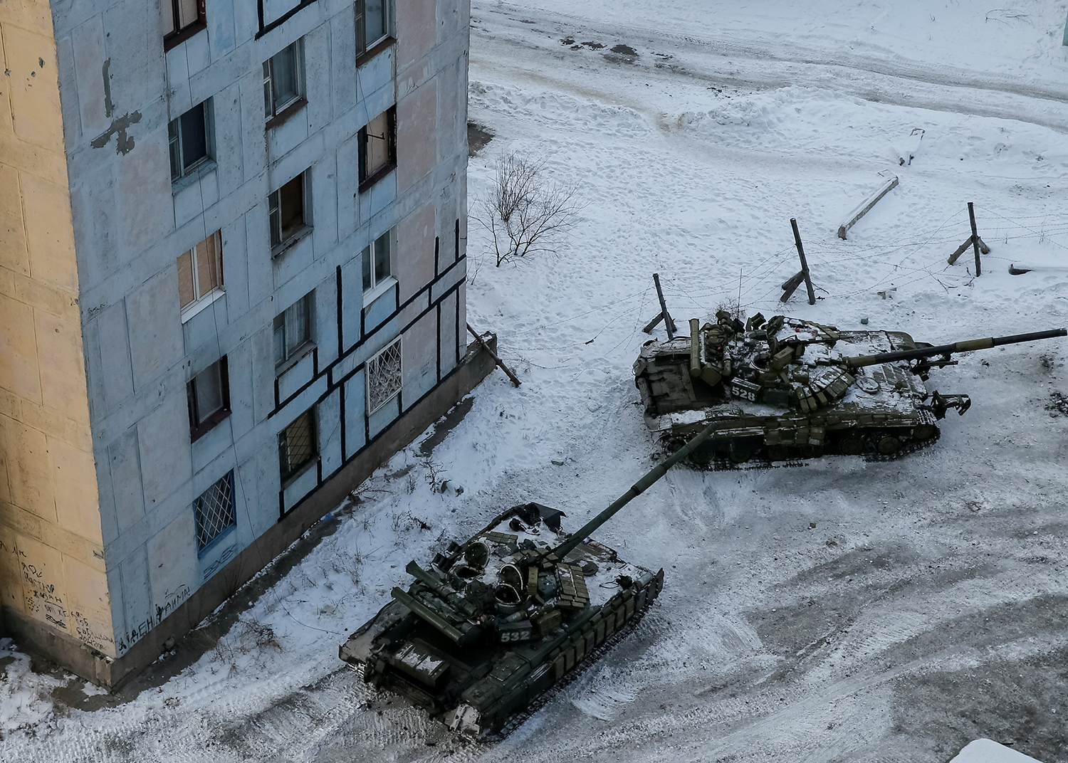 AVDIYIVKA 2017-02-01 Tanks are seen in the government-held industrial town of Avdiyivka, Ukraine February 1, 2017. REUTERS/Gleb Garanich TPX IMAGES OF THE DAY Photo: / REUTERS / TT / kod 72000