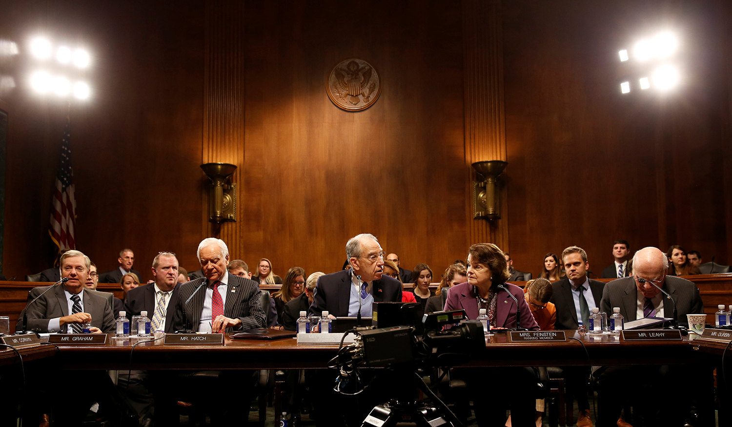 WASHINGTON 2017-02-01 Senate Judiciary Committee ranking member Dianne Feinstein (2nd R) looks toward Chairman Senator Charles Grassley (C) during the committee's vote on the nomination of Jeff Sessions to become U.S. Attorney General on Capitol Hill in Washington February 1, 2017. REUTERS/Kevin Lamarque TPX IMAGES OF THE DAY Photo: / REUTERS / TT / kod 72000