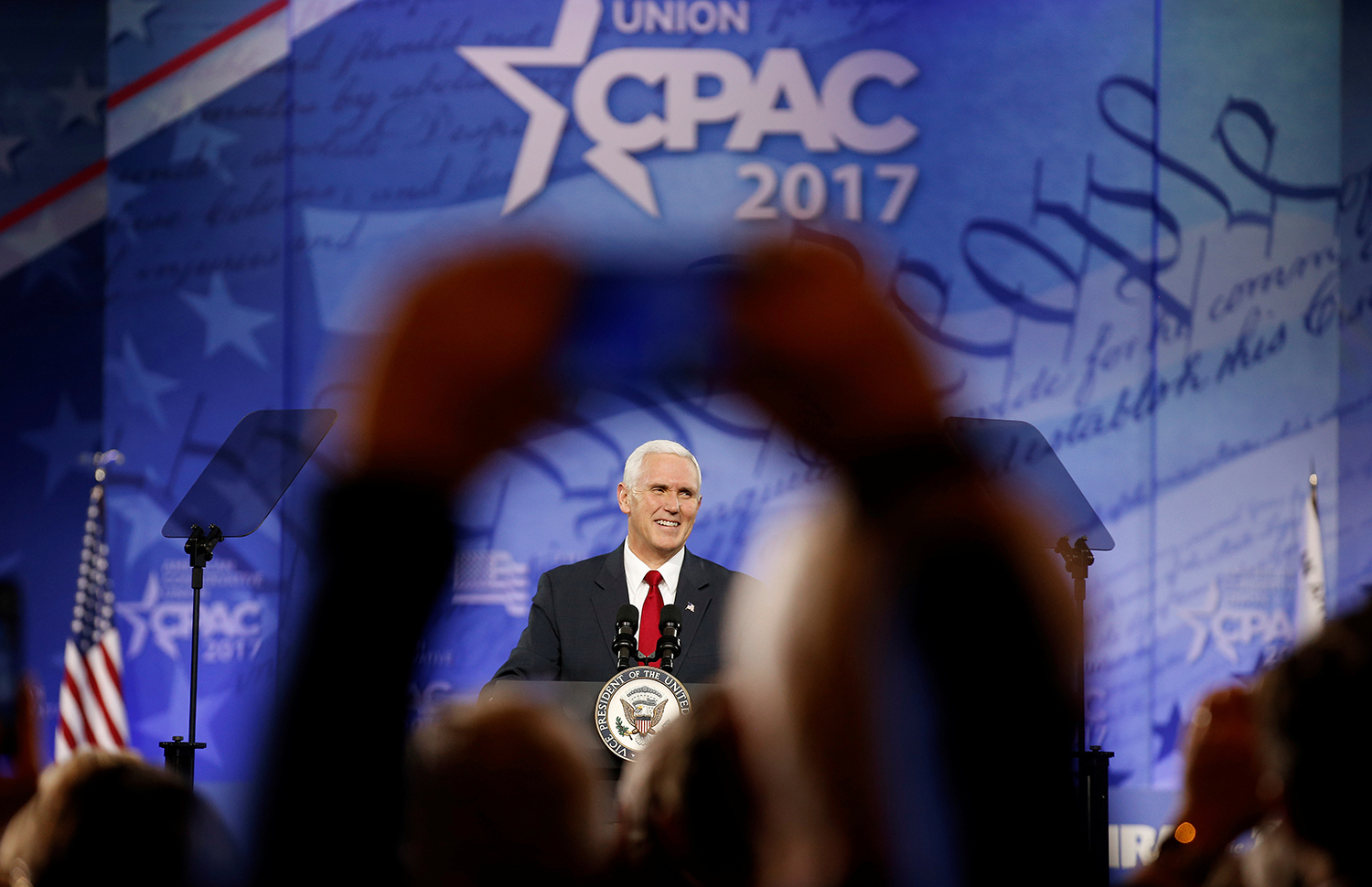 NATIONAL HARBOR 2017-02-24 U.S. Vice President Mike Pence is cheered as he arrives to speak at the Conservative Political Action Conference (CPAC) in National Harbor, Maryland, U.S., February 23, 2017. REUTERS/Joshua Roberts TPX IMAGES OF THE DAY Photo: / REUTERS / TT / kod 72000