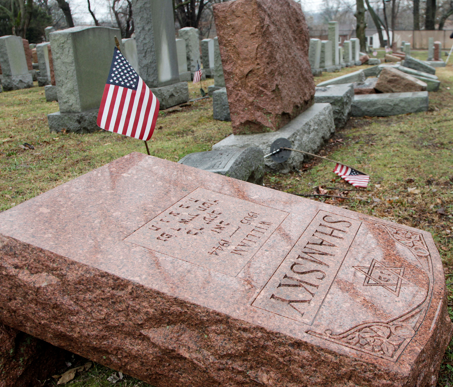 ST LOUIS 2017-02-21 An American flag still stands next to one of over 170 toppled Jewish headstones after a weekend vandalism attack on Chesed Shel Emeth Cemetery in University City, a suburb of St Louis, Missouri, U.S. February 21, 2017. REUTERS/Tom Gannam TPX IMAGES OF THE DAY Photo: / REUTERS / TT / kod 72000