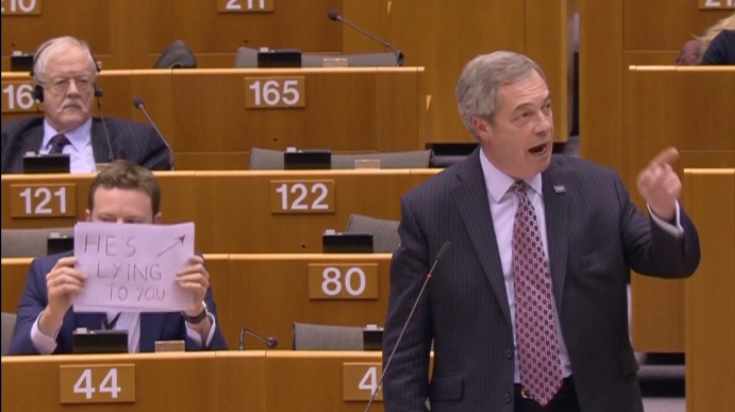 BRUSSELS 2017-02-01 Labour Member of the European Parliament Seb Dance holds a sign that reads "He's lying to you" behind former UKIP leader and MEP Nigel Farage, who is addressing the European Parliament in Brussels, Belgium, in this still image taken from video February 1, 2017. Courtesy of the European Union 2017 European Parliament/EBS/Handout via REUTERS TV ATTENTION EDITORS - THIS IMAGE WAS PROVIDED BY A THIRD PARTY. EDITORIAL USE ONLY. NO RESALES. NO ARCHIVES. TPX IMAGES OF THE DAY Photo: / REUTERS / TT / kod 72000