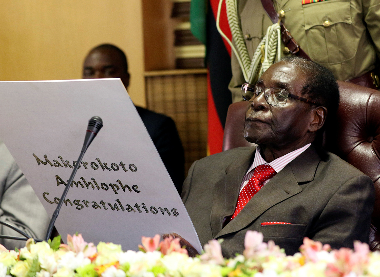HARARE 2017-02-21 Zimbabwe's President Robert Mugabe reads a card during his 93rd birthday celebrations in Harare, Zimbabwe, February 21, 2017. REUTERS/Philimon Bulawayo TPX IMAGES OF THE DAY Photo: / REUTERS / TT / kod 72000