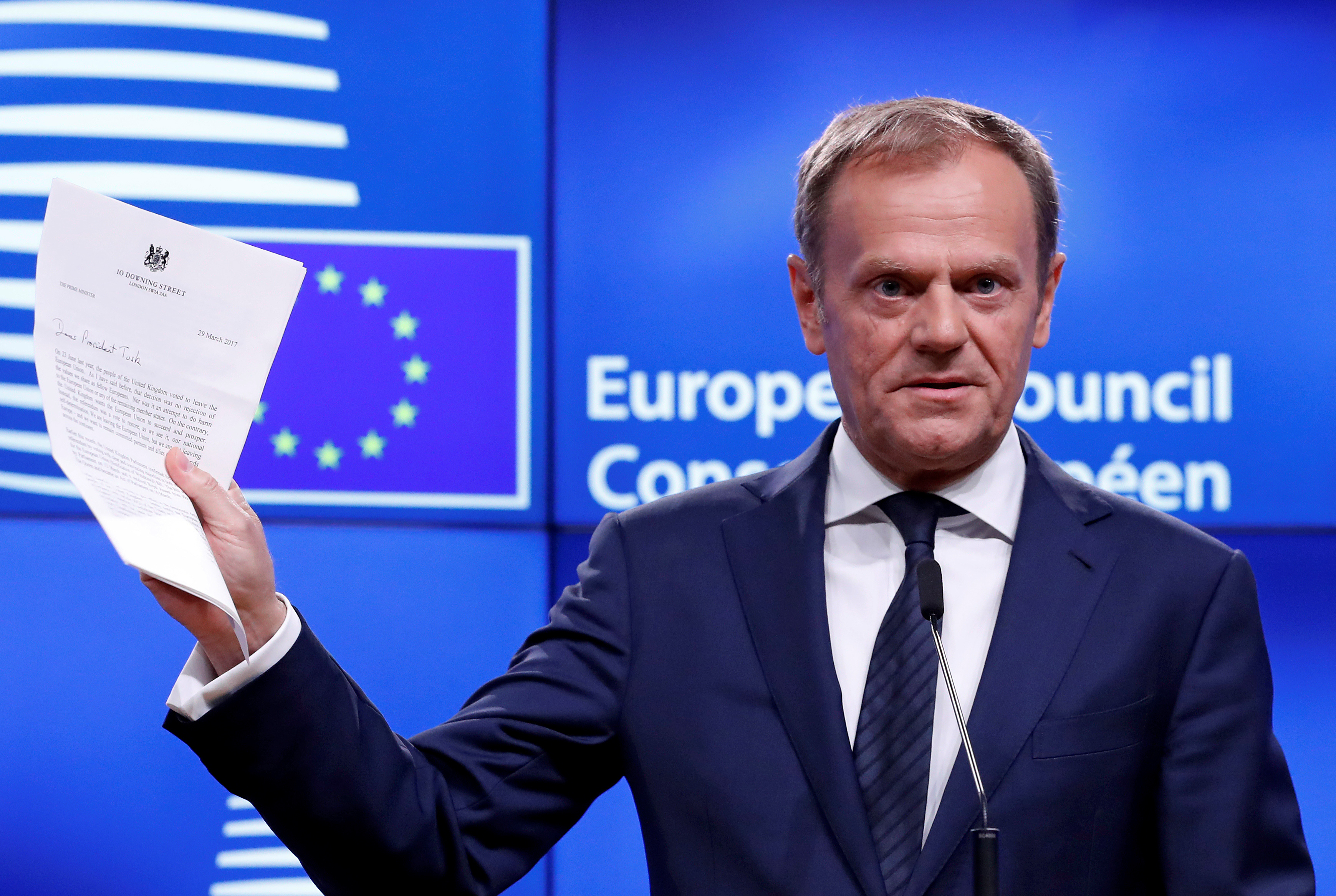 BRUSSELS 2017-03-29 European Council President Donald Tusk shows British Prime Minister Theresa May's Brexit letter in notice of the UK's intention to leave the bloc under Article 50 of the EU's Lisbon Treaty, at the end of a news conference in Brussels, Belgium March 29, 2017. REUTERS/Yves Herman TPX IMAGES OF THE DAY Photo: / REUTERS / TT / kod 72000