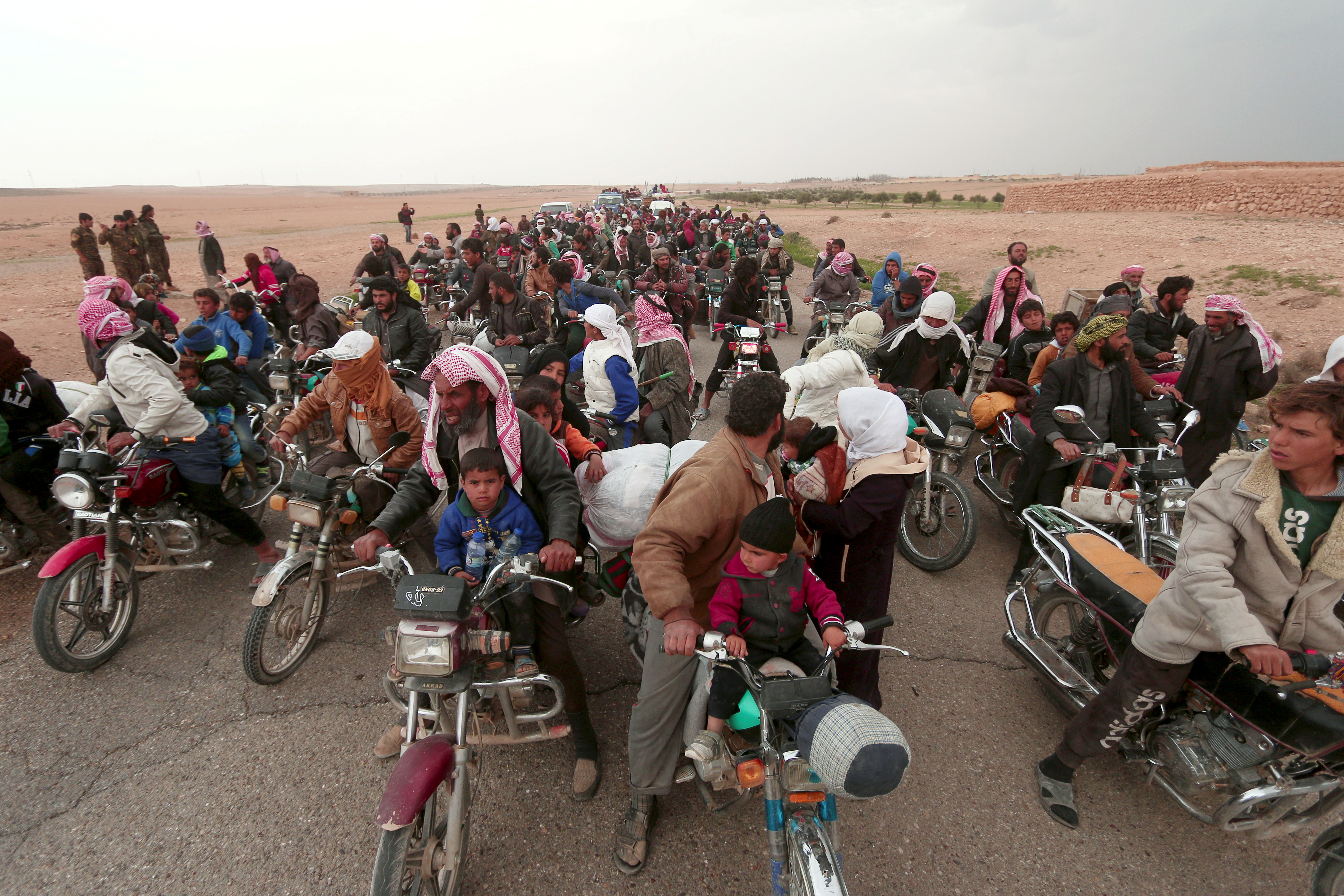 RAQQA 2017-03-30 People fleeing from areas surrounding Euphrates River dam, east of Raqqa city, ride their motorcycles towards Syrian Democratic Forces (SDF) controlled areas, Syria March 30, 2017. REUTERS/Rodi Said TPX IMAGES OF THE DAY Photo: / REUTERS / TT / kod 72000