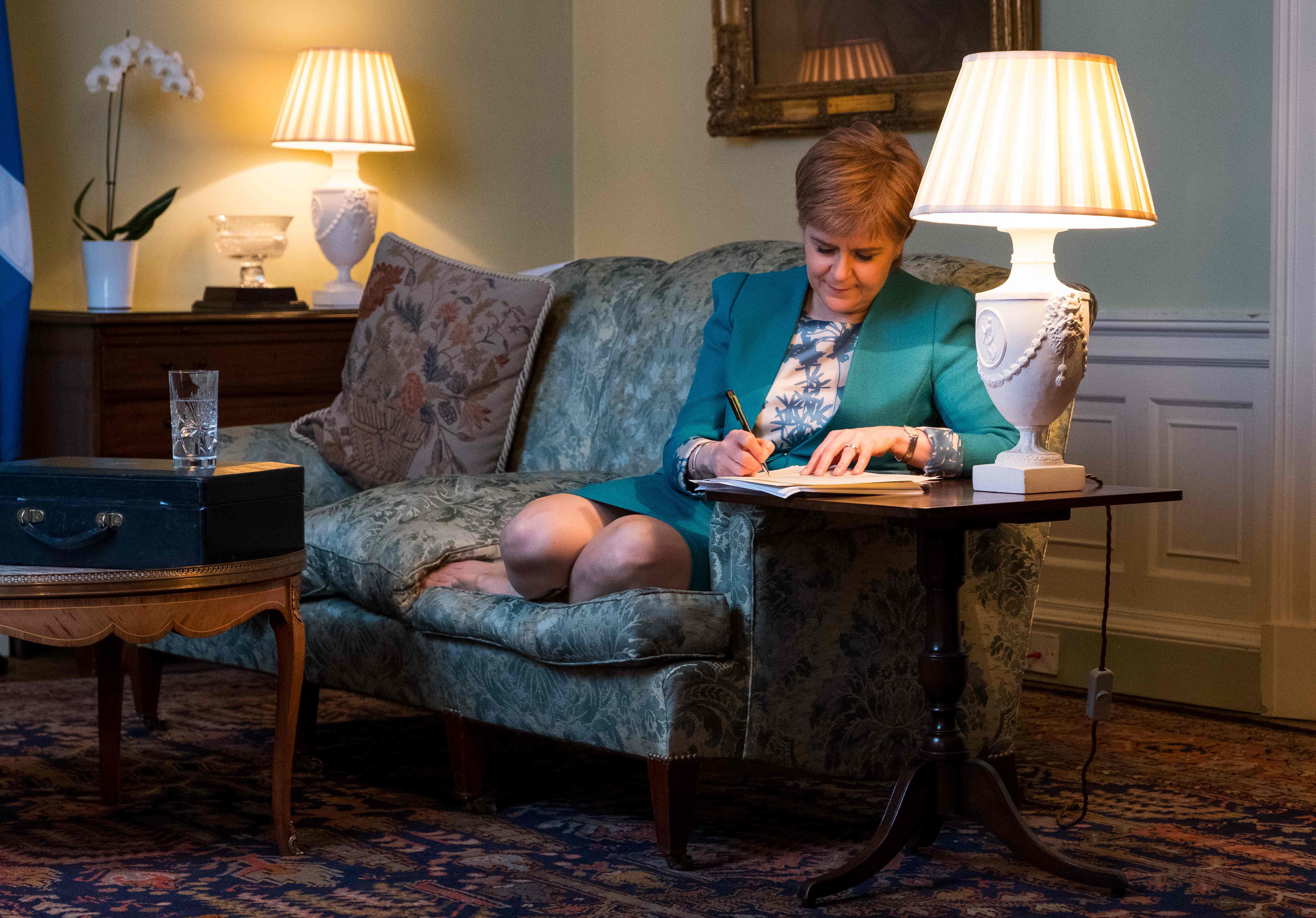 TOPSHOT - A handout picture released by The Scottish Government on March 30, 2017 shows Scotland's First Minister Nicola Sturgeon working on her Section 30 letter to the British Prime Minister Theresa May requesting a second Scottish independence referendum at Bute House, in Edinburgh on March 30, 2017. / AFP PHOTO / The Scottish Government / Stuart Nicol / RESTRICTED TO EDITORIAL USE - MANDATORY CREDIT "AFP PHOTO / THE SCOTTISH GOVERNMENT / STUART NICOL" - NO MARKETING NO ADVERTISING CAMPAIGNS - DISTRIBUTED AS A SERVICE TO CLIENTS / TT / kod 444