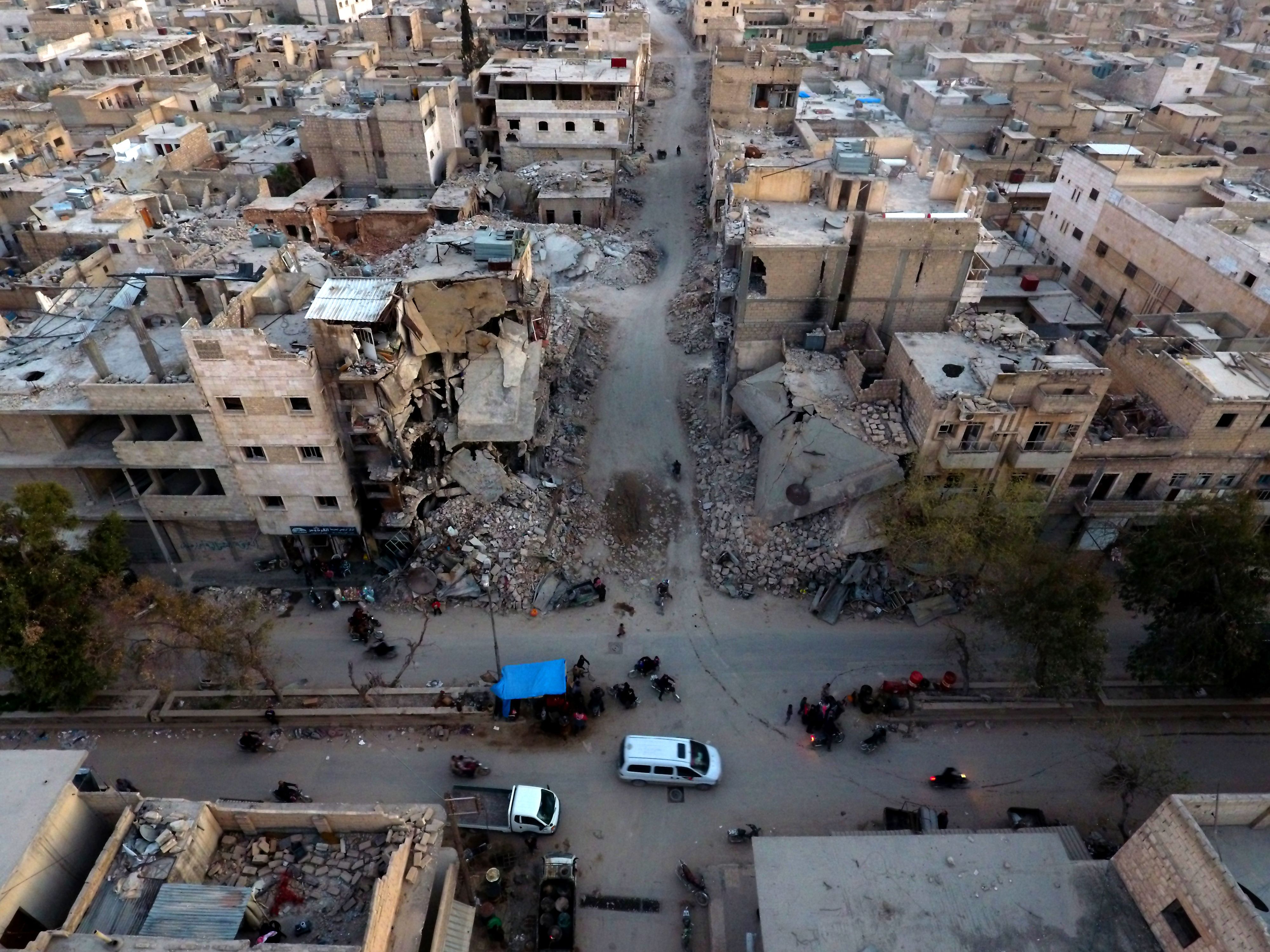TOPSHOT - An aerial view shows destruction in al-Bab on March 29, 2017 a month after Turkish-backed rebels recaptured the northern Syrian town from Islamic State (IS) group fighters. Turkey on March 29, 2017 announced its military campaign inside northern Syria was over, without specifying whether it will pull its troops out from the neighbouring country / AFP PHOTO / Zein Al RIFAI / TT / kod 444