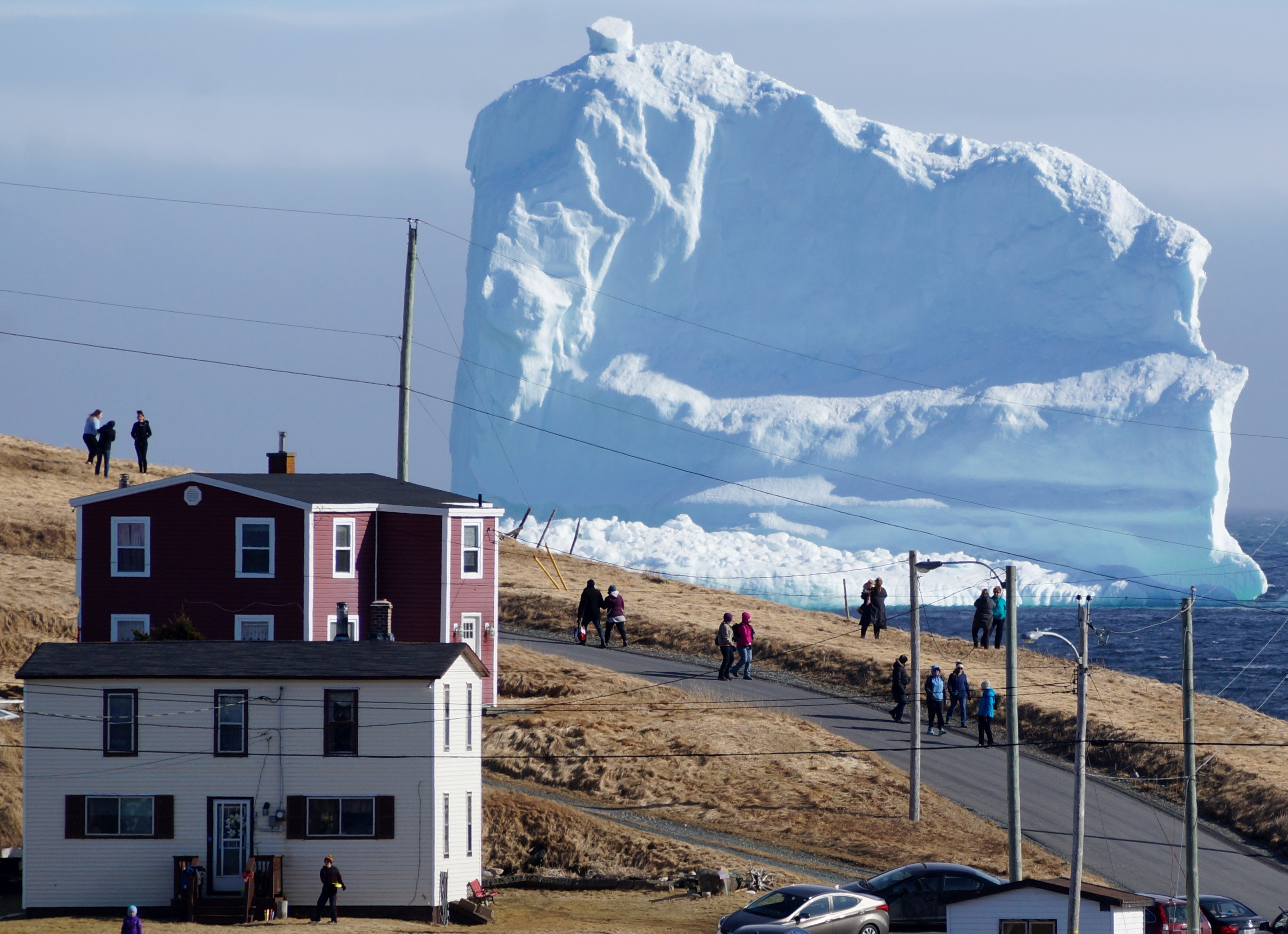 Ferryland 2017-04-18 Residents view the first iceberg of the season as it passes the South Shore, also known as "Iceberg Alley", near Ferryland Newfoundland, Canada April 16, 2017. Picture taken April 16, 2017. REUTERS/Jody Martin TPX IMAGES OF THE DAY Photo: / REUTERS / TT / kod 72000