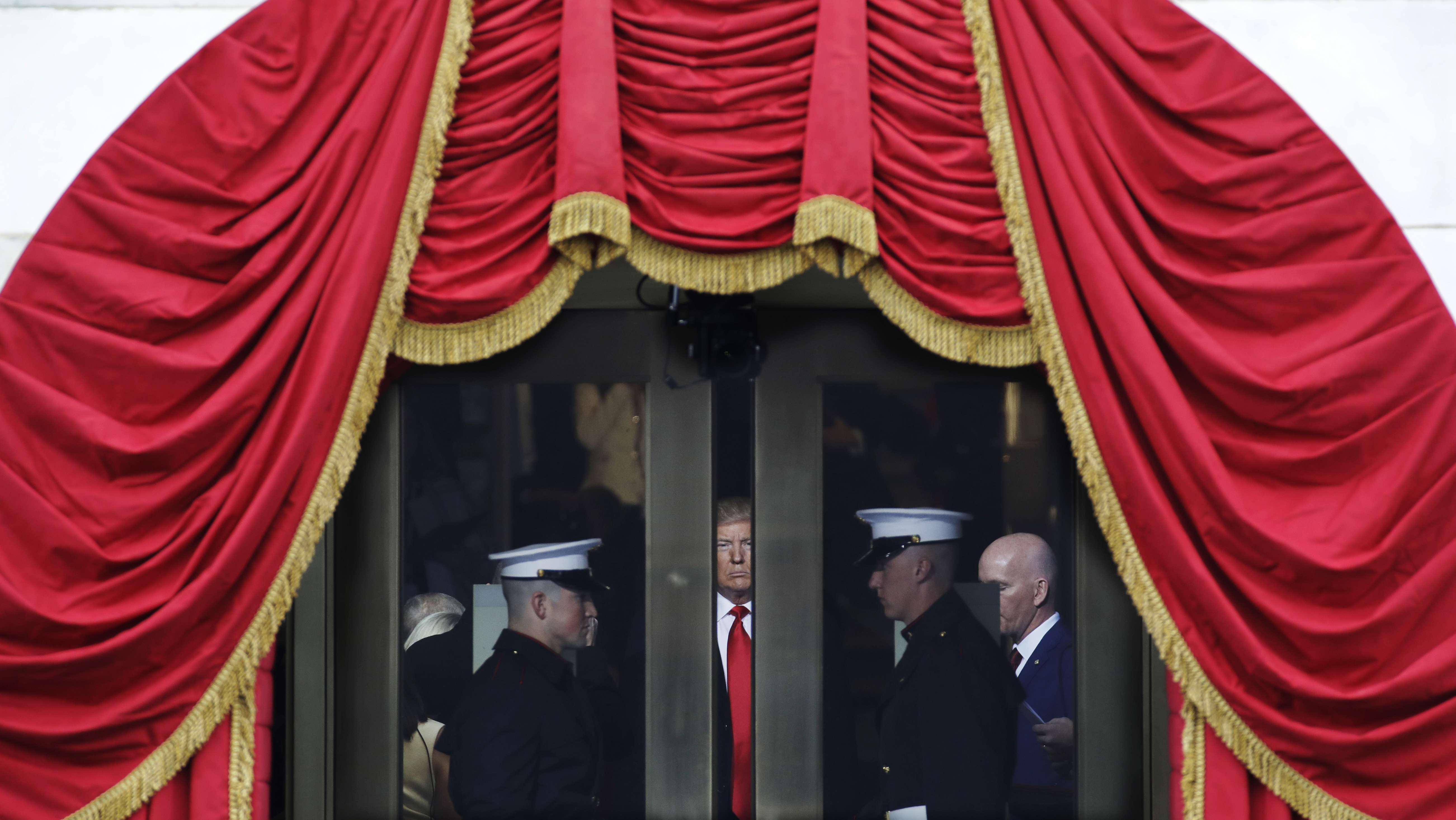 foto : patrick semansky : president-elect donald trump waits to step out onto the portico for his presidential inauguration at the u.s. capitol in washington, friday, jan. 20, 2017. (ap photo/patrick semansky)