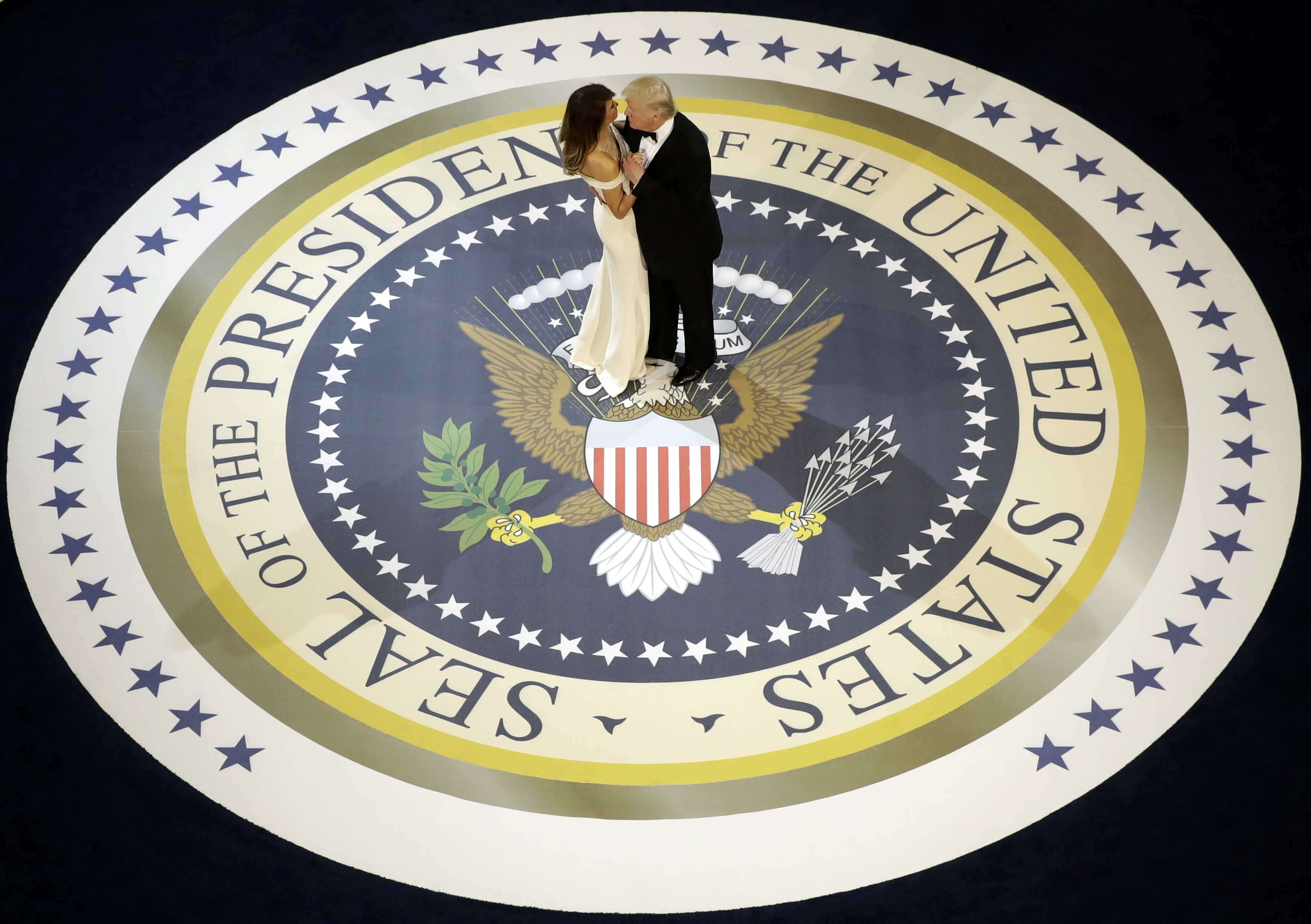foto : evan vucci : president donald trump dances with first lady melania trump, at the salute to our armed services inaugural ball in washington, friday, jan. 20, 2017. (ap photo/evan vucci)