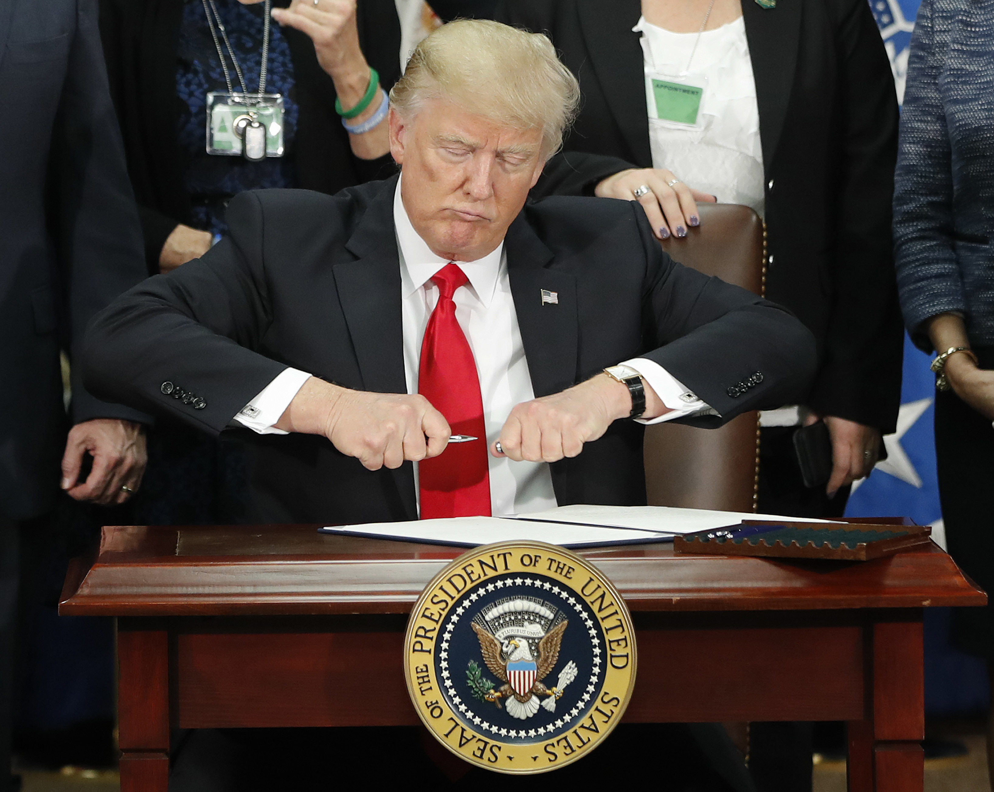 foto : pablo martinez monsivais : president donald trump takes the cap off a pen before signing executive order for immigration actions to build border wall during a visit to the homeland security department in washington, wednesday, jan. 25, 2017. (ap photo/pablo martinez monsivais)