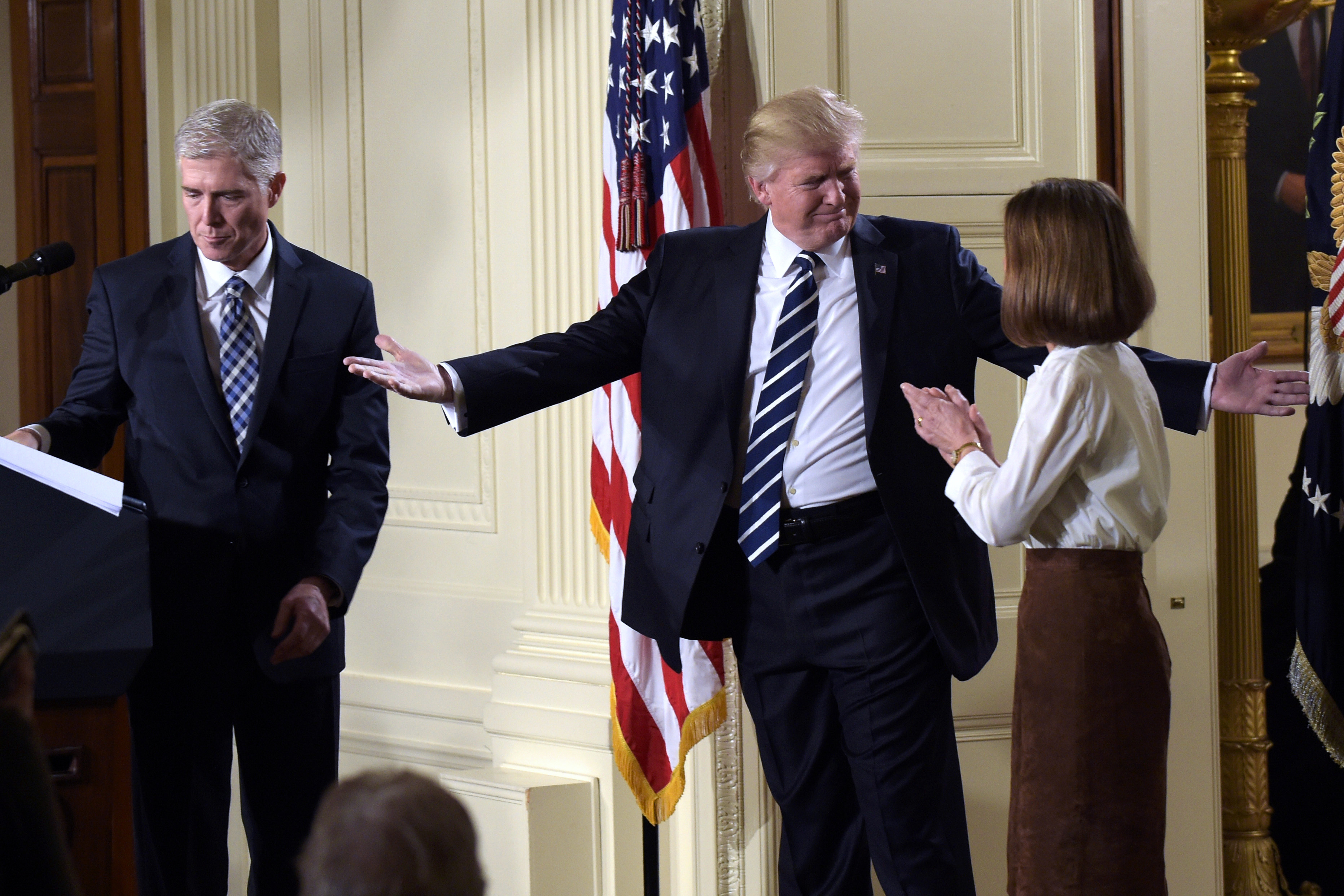 foto : susan walsh : president donald trump gestures toward louise gorsuch after announcing 10th u.s. circuit court of appeals judge neil gorsuch as his choice for supreme court justice during a televised address from the east room of the white house in washington, tuesday, jan. 31, 2017. (ap photo/susan walsh)