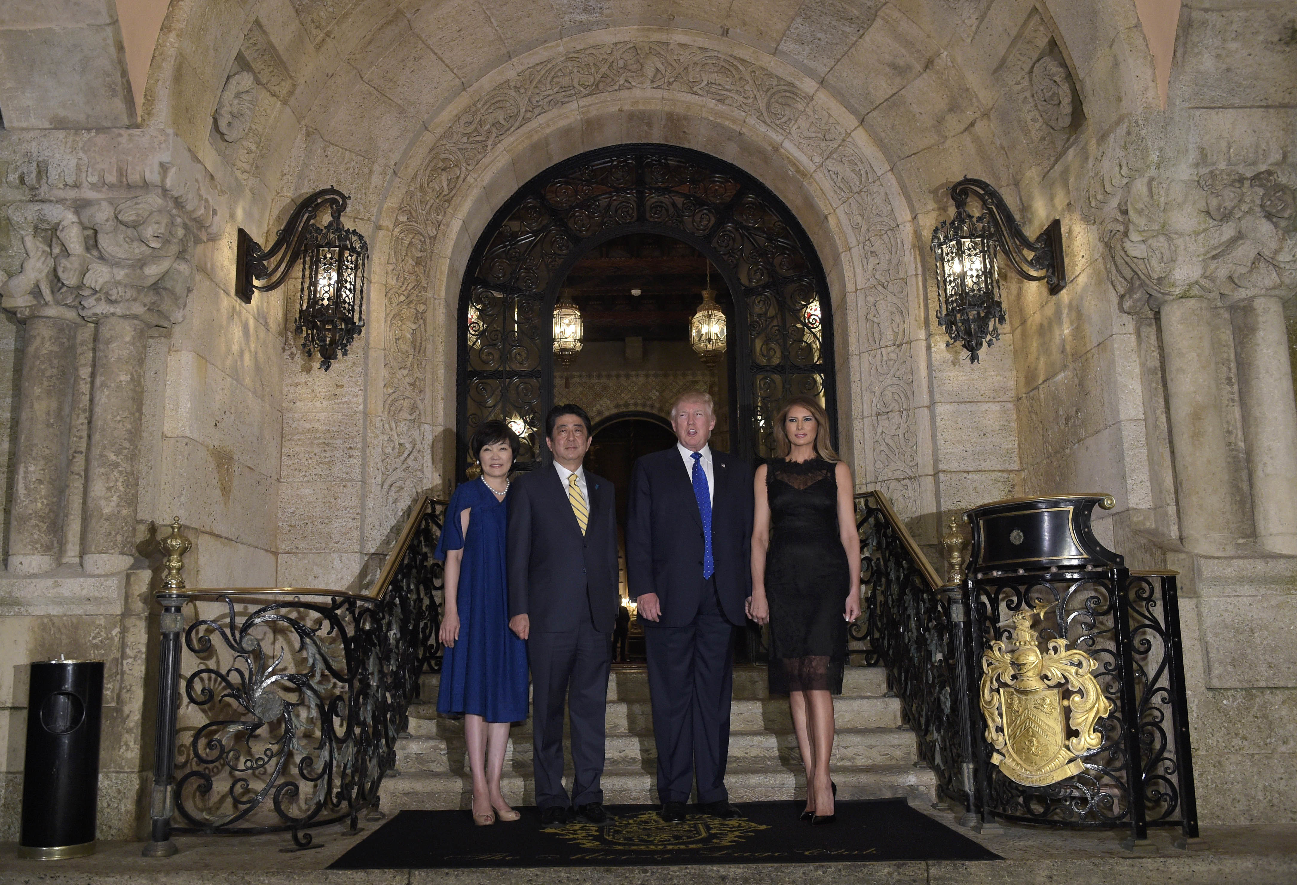 foto : susan walsh : president donald trump, second from right, and first lady melania trump, right, stop to pose for a photo with japanese prime minister shinzo abe, second from left, and his wife akie abe, left, before they have dinner at mar-a-lago in palm beach, fla., saturday, feb. 11, 2017. (ap photo/susan walsh)