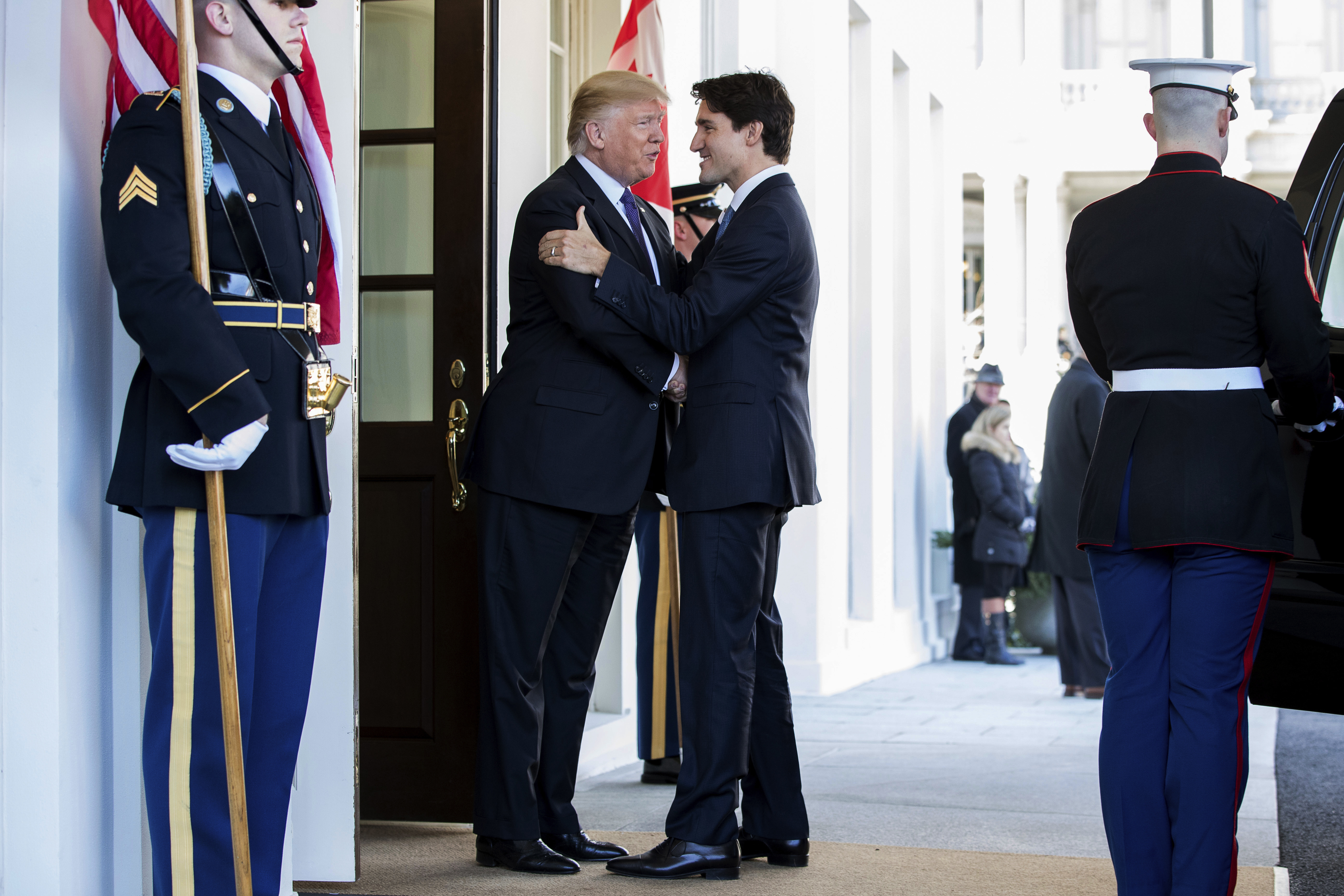 foto : andrew harnik : president donald trump welcomes canadian prime minister justin trudeau outside the west wing of the white house in washington, monday, feb. 13, 2017. (ap photo/andrew harnik)
