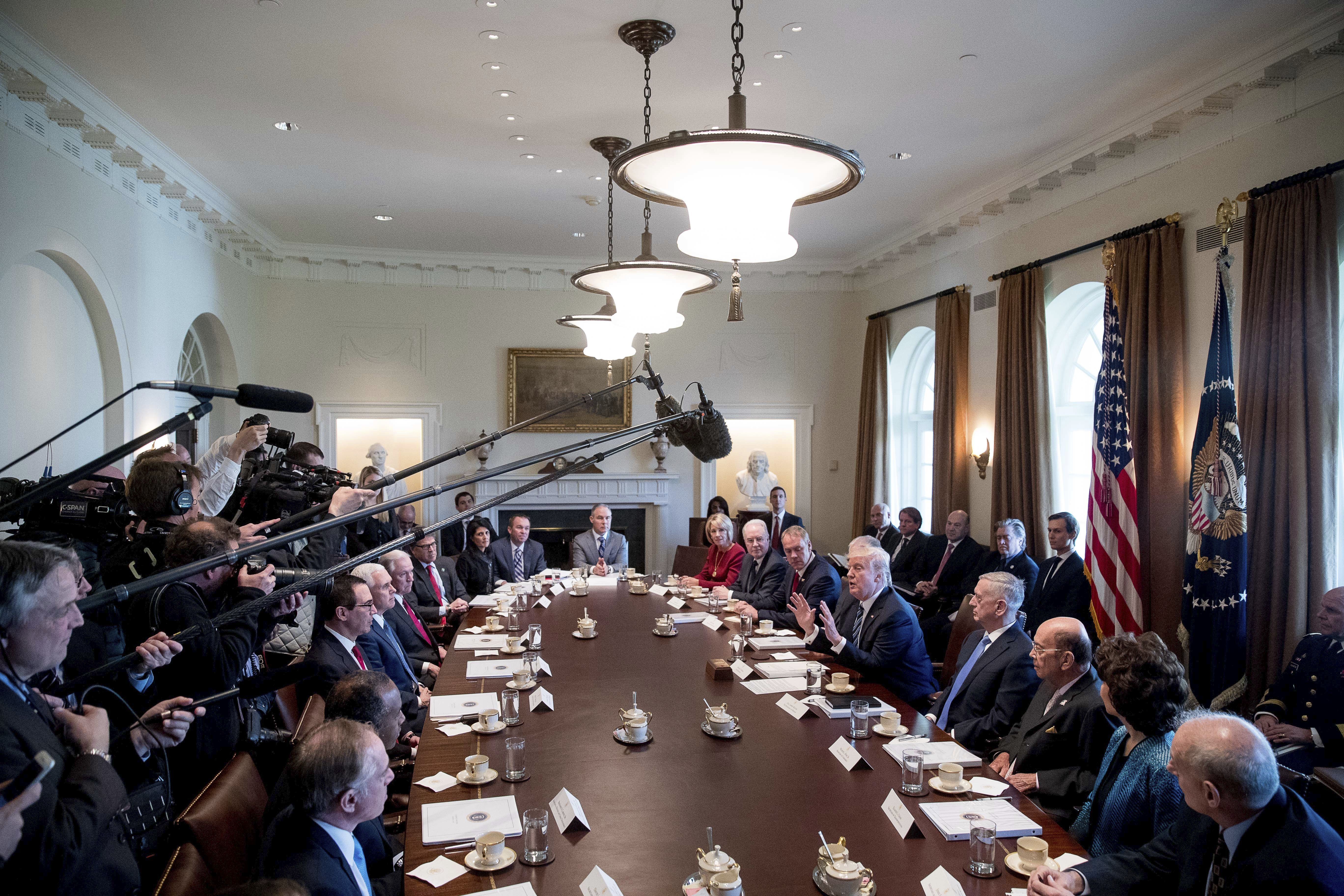 foto : andrew harnik : president donald trump speaks during a meeting with his cabinet in the cabinet room of the white house in washington, monday, march 13, 2017. clockwise, from lower left are, veterans affairs secretary david shulkin, housing and urban development secretary ben carson, treasury secretary steve mnuchin, vice president mike pence, attorney general jeff sessions, energy secretary rick perry, un ambassador nikki haley, budget director mick mulvaney, epa administrator scott pruitt, education secretary betsy devos, health and human services secretary tom price, interior secretary ryan zinke, secretary of state rex tillerson, the president, defense secretary jim mattis, commerce secretary wilbur ross, transportation secretary elaine chao and homeland security secretary john kelly. (ap photo/andrew harnik)