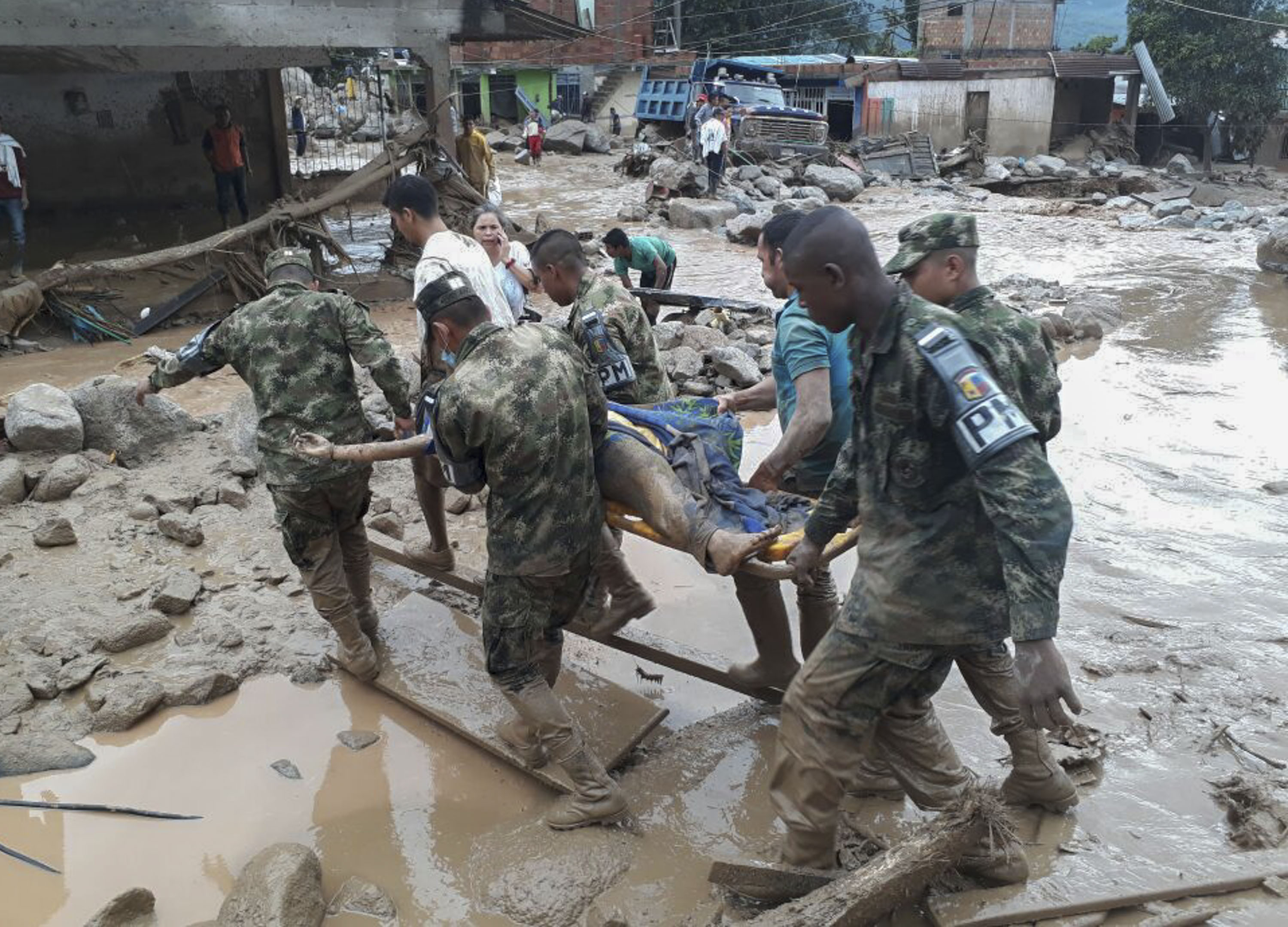 TOPSHOT - Handout picture released by the Colombian Army press office showing soldiers carrying a corpse following mudslides caused by heavy rains, in Mocoa, Putumayo department, on April 1, 2017. Mudslides in southern Colombia -caused by the rise of the Mocoa River and three tributaries- have claimed at least 16 lives and injured some 65 people following recent torrential rains, the authorities said. / AFP PHOTO / EJERCITO DE COLOMBIA / HO / RESTRICTED TO EDITORIAL USE - MANDATORY CREDIT AFP PHOTO / EJERCITO DE COLOMBIA - NO MARKETING - NO ADVERTISING CAMPAIGNS - DISTRIBUTED AS A SERVICE TO CLIENTS / TT / kod 444