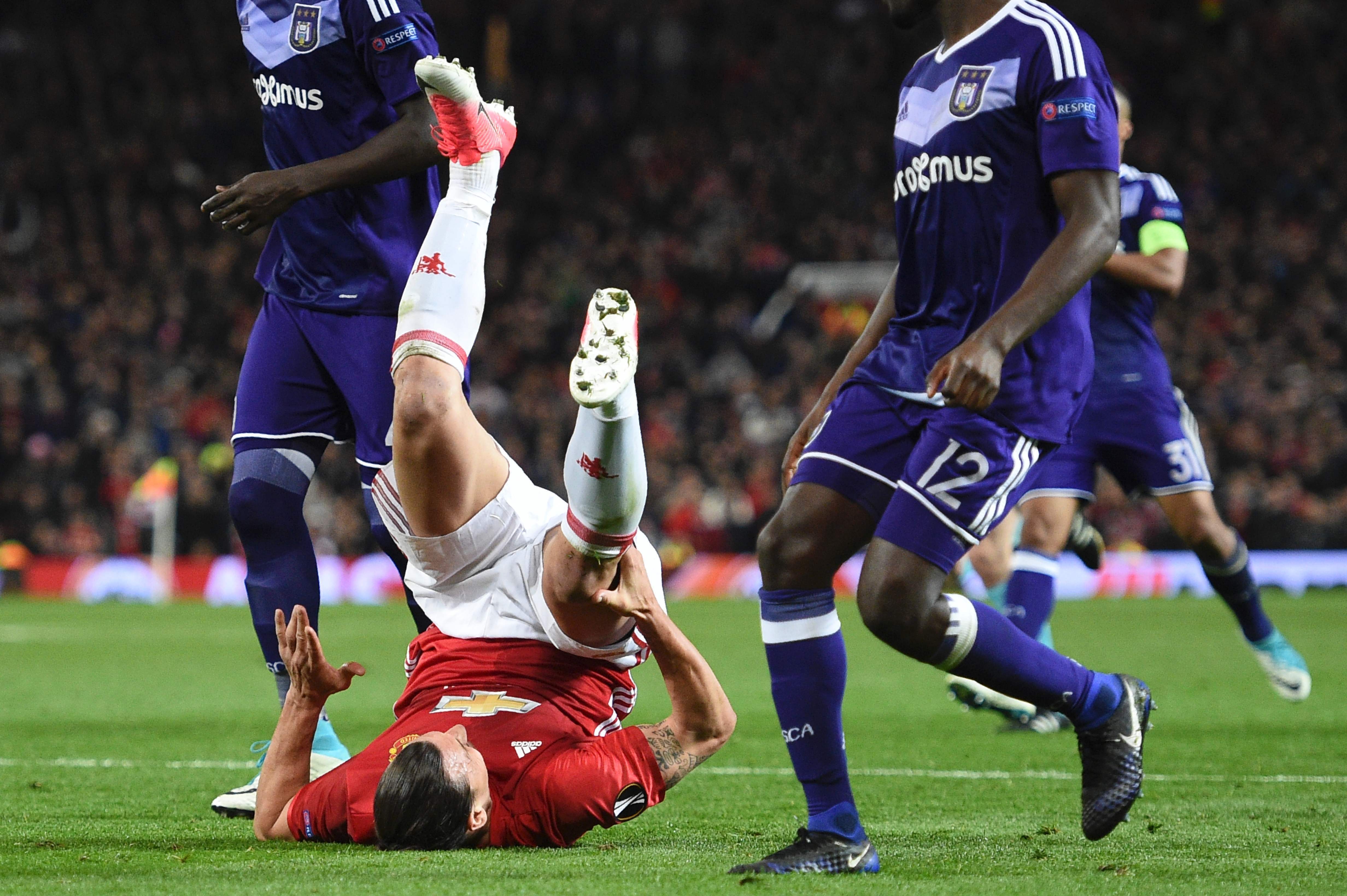 TOPSHOT - Manchester United's Swedish striker Zlatan Ibrahimovic goes down holding his knee during the UEFA Europa League quarter-final second leg football match between Manchester United and Anderlecht at Old Trafford in Manchester, north west England, on April 20, 2017. / AFP PHOTO / Oli SCARFF / TT / kod 444