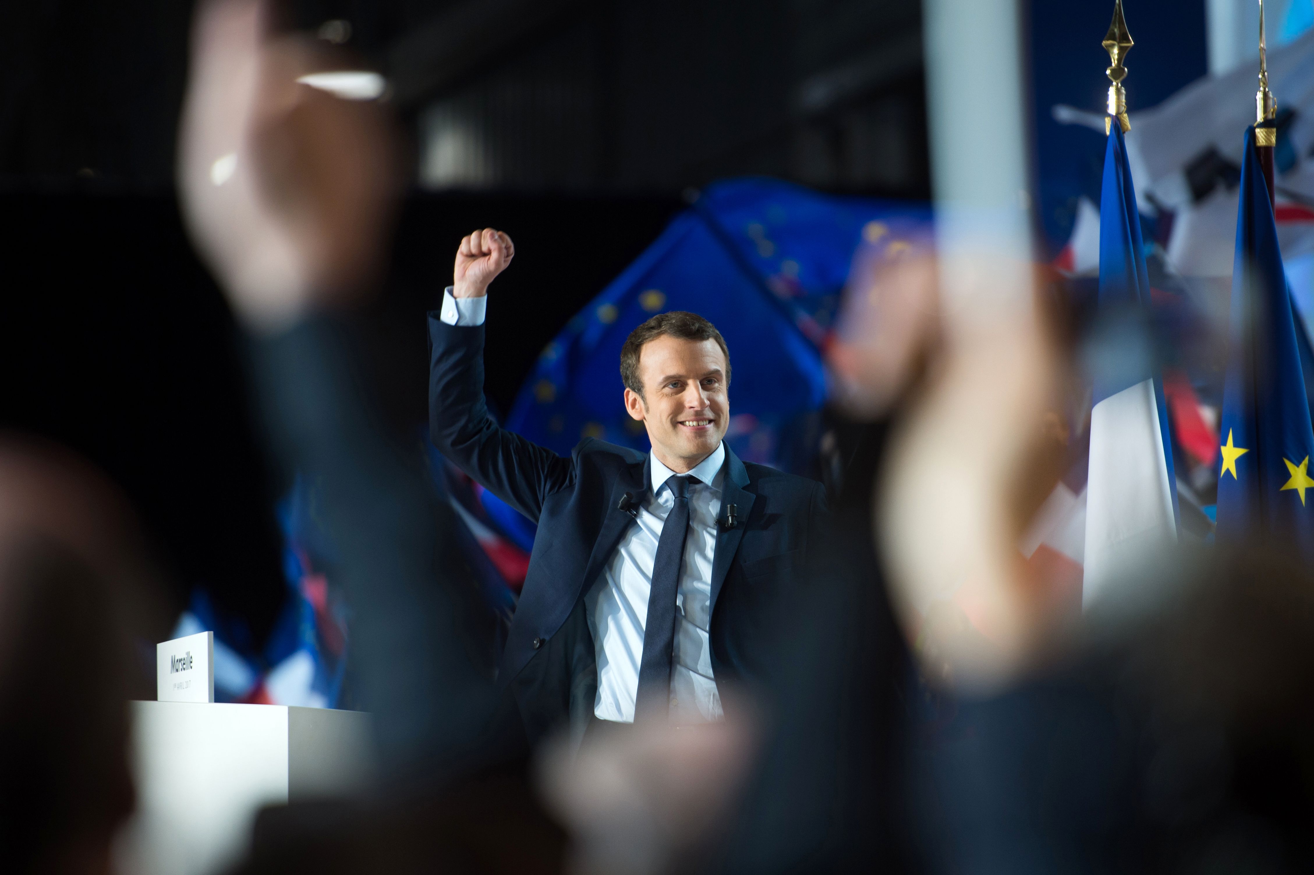 TOPSHOT - French presidential election candidate for the En Marche ! movement Emmanuel Macron raises his fist in the air during a campaign meeting in Marseille, southern France, on April 1, 2017. / AFP PHOTO / BERTRAND LANGLOIS / TT / kod 444