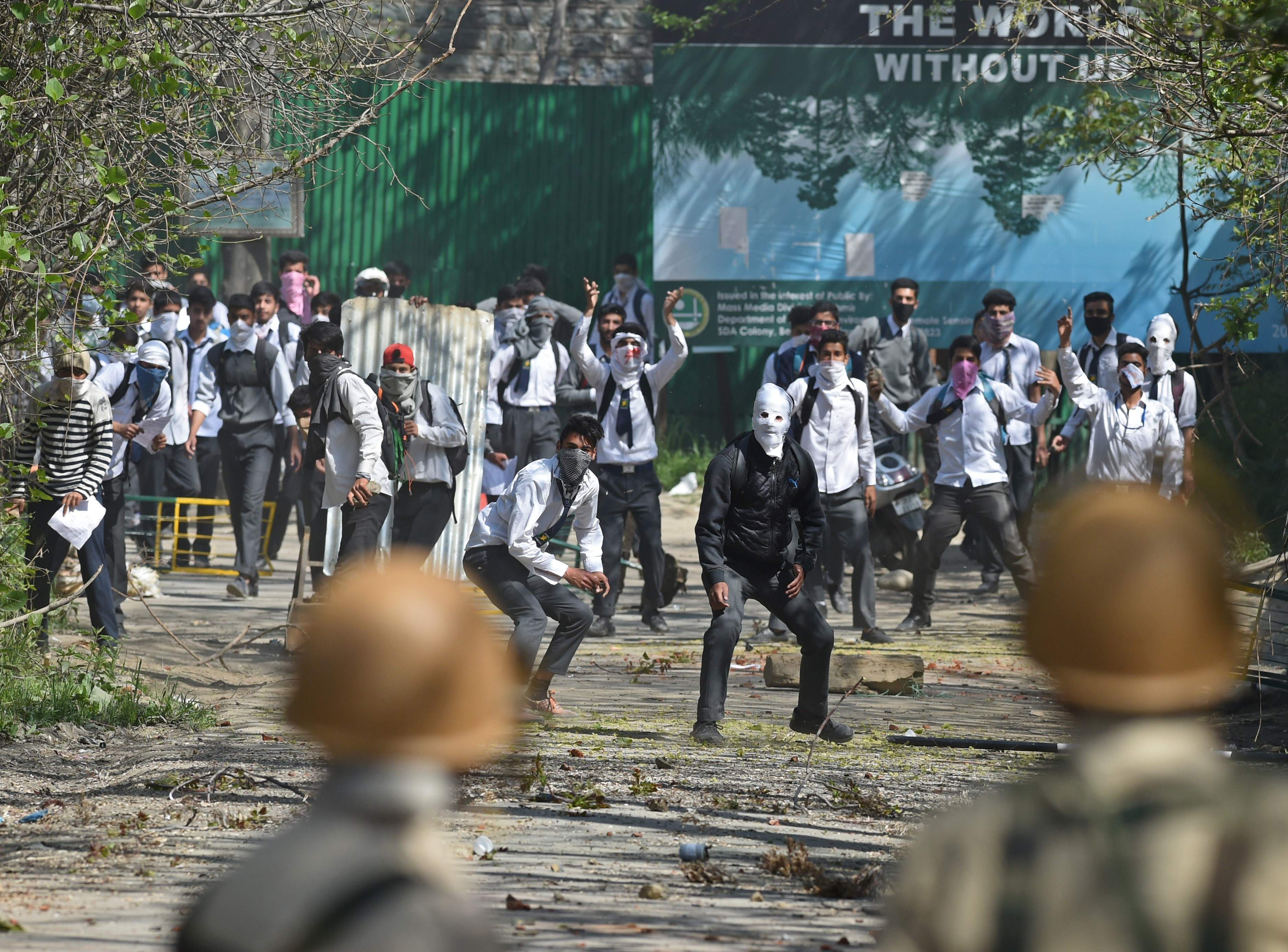 TOPSHOT - Kashmiri students clash with Indian government forces near a college in central Srinagar's Lal Chowk on April 17, 2017. Violence erupted in Srinagar April 17 as students staged a protest after more than 60 students were injured in clashes with Indian security forces at a college in the district of Pulawama last week. / AFP PHOTO / Tauseef MUSTAFA / TT / kod 444