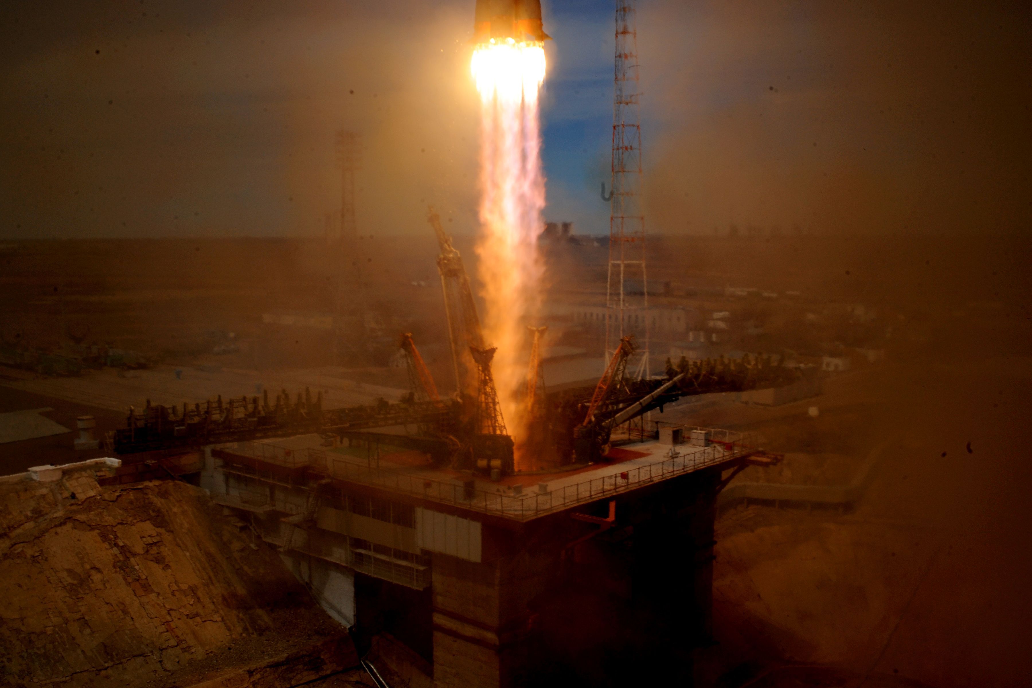 TOPSHOT - Russia's Soyuz MS-04 spacecraft carrying Russian cosmonaut Fyodor Yurchikhin and NASA astronaut Jack David Fischer, members of the main crew of the 51/52 expedition to the International Space Station (ISS), blasts off to the ISS from the launch pad at the Russian-leased Baikonur cosmodrome on April 20, 2017. / AFP PHOTO / Kirill KUDRYAVTSEV / TT / kod 444