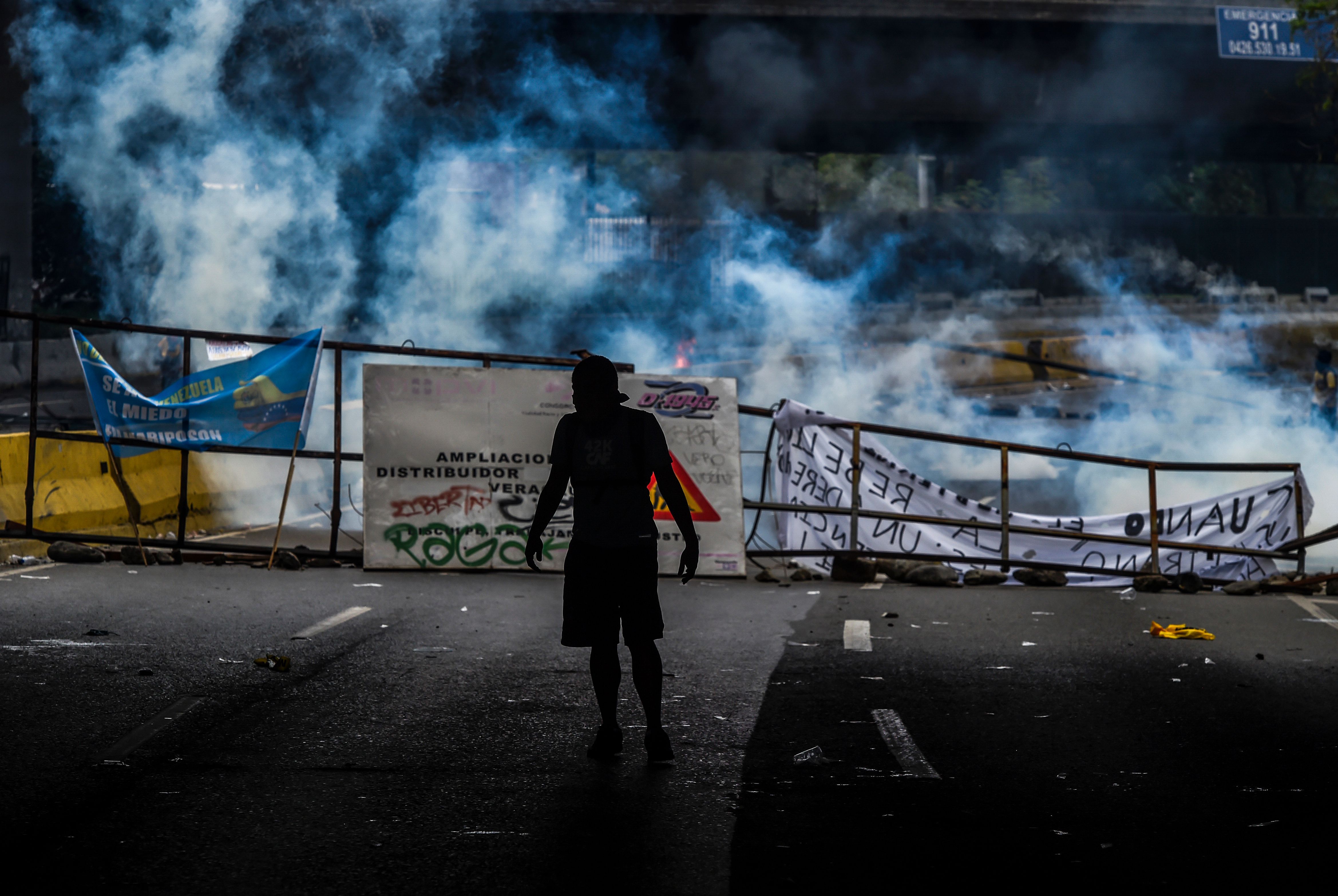 TOPSHOT - A demonstrator seen after clashes with the police during a rally against Venezuelan President Nicolas Maduro, in Caracas on April 19, 2017. Venezuelans took to the streets Wednesday for massive demonstrations for and against President Nicolas Maduro, whose push to tighten his grip on power has triggered deadly unrest that has escalated the country's political and economic crisis. / AFP PHOTO / JUAN BARRETO / TT / kod 444