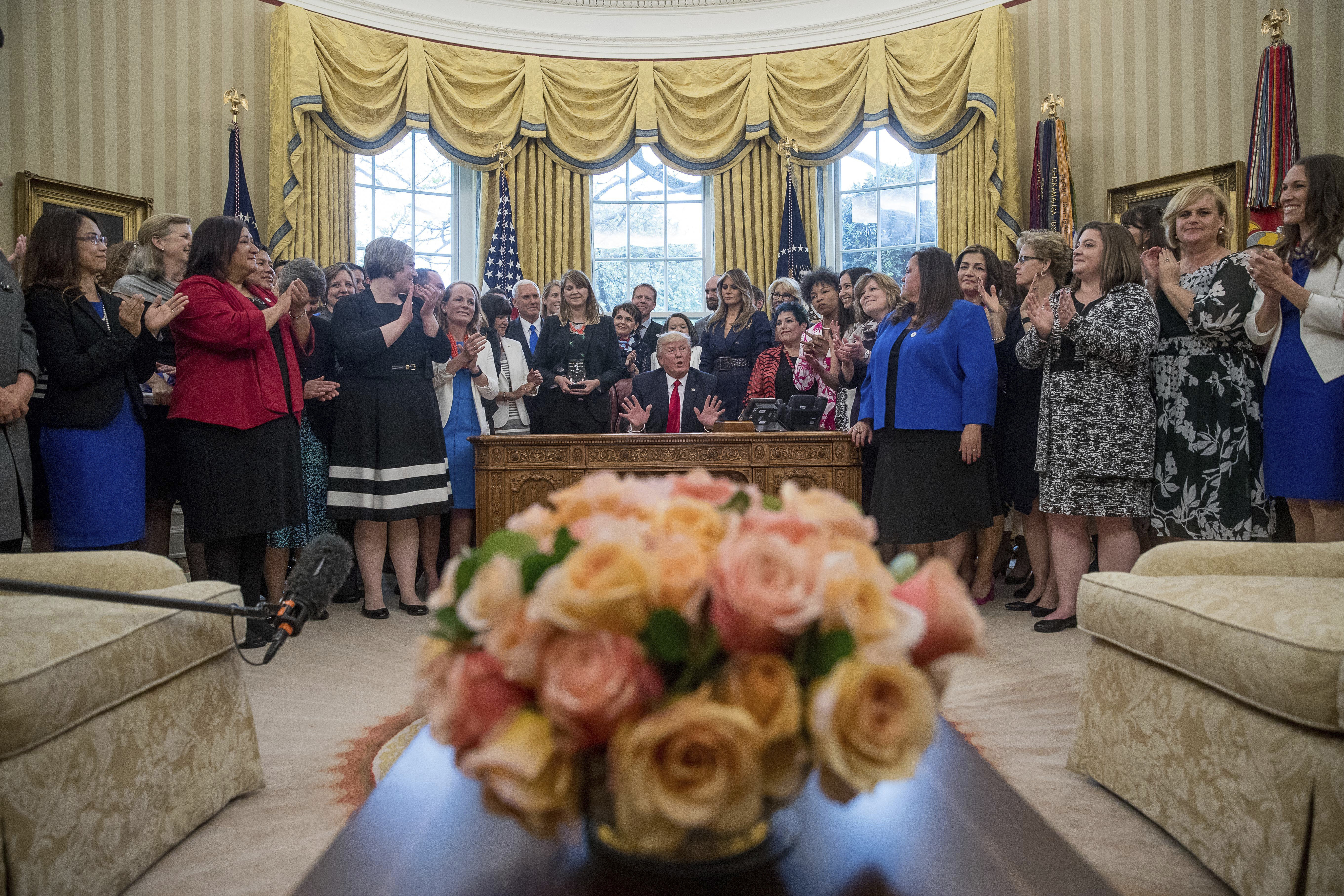 foto : andrew harnik : day 97 - in this april 26, 2017, file photo, president donald trump, center, speaks at a national teacher of the year event in the oval office at the white house in washington. (ap photo/andrew harnik, file)