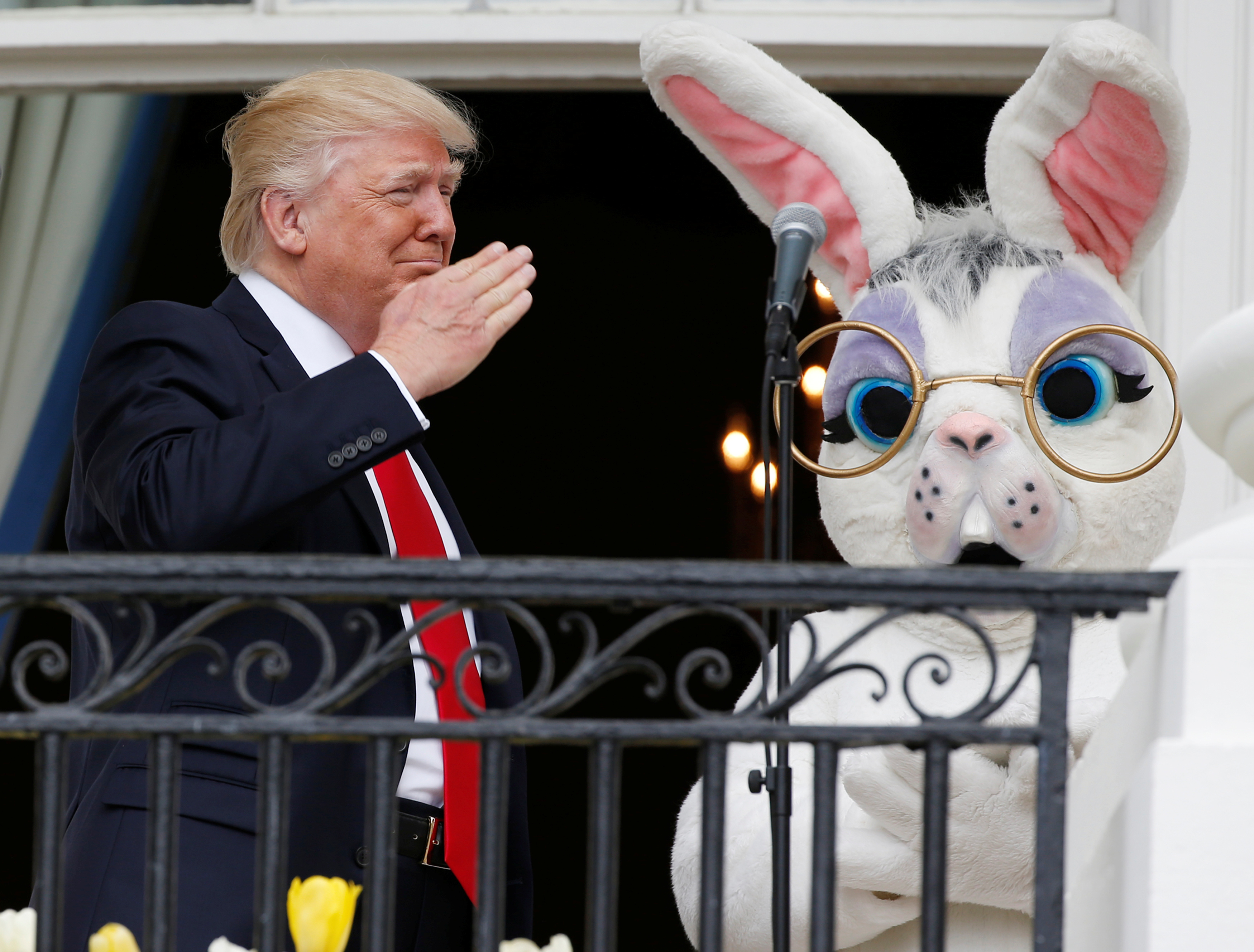 WASHINGTON 2017-04-17 U.S. President Donald Trump salutes a member of the military (not seen in photo) who had just sung the U.S. national anthem as he stands with a performer in an Easter Bunny costume at the White House Easter Egg Roll on the Truman Balcony of the White House in Washington, U.S., April 17, 2017. REUTERS/Joshua Roberts TPX IMAGES OF THE DAY Photo: / REUTERS / TT / kod 72000