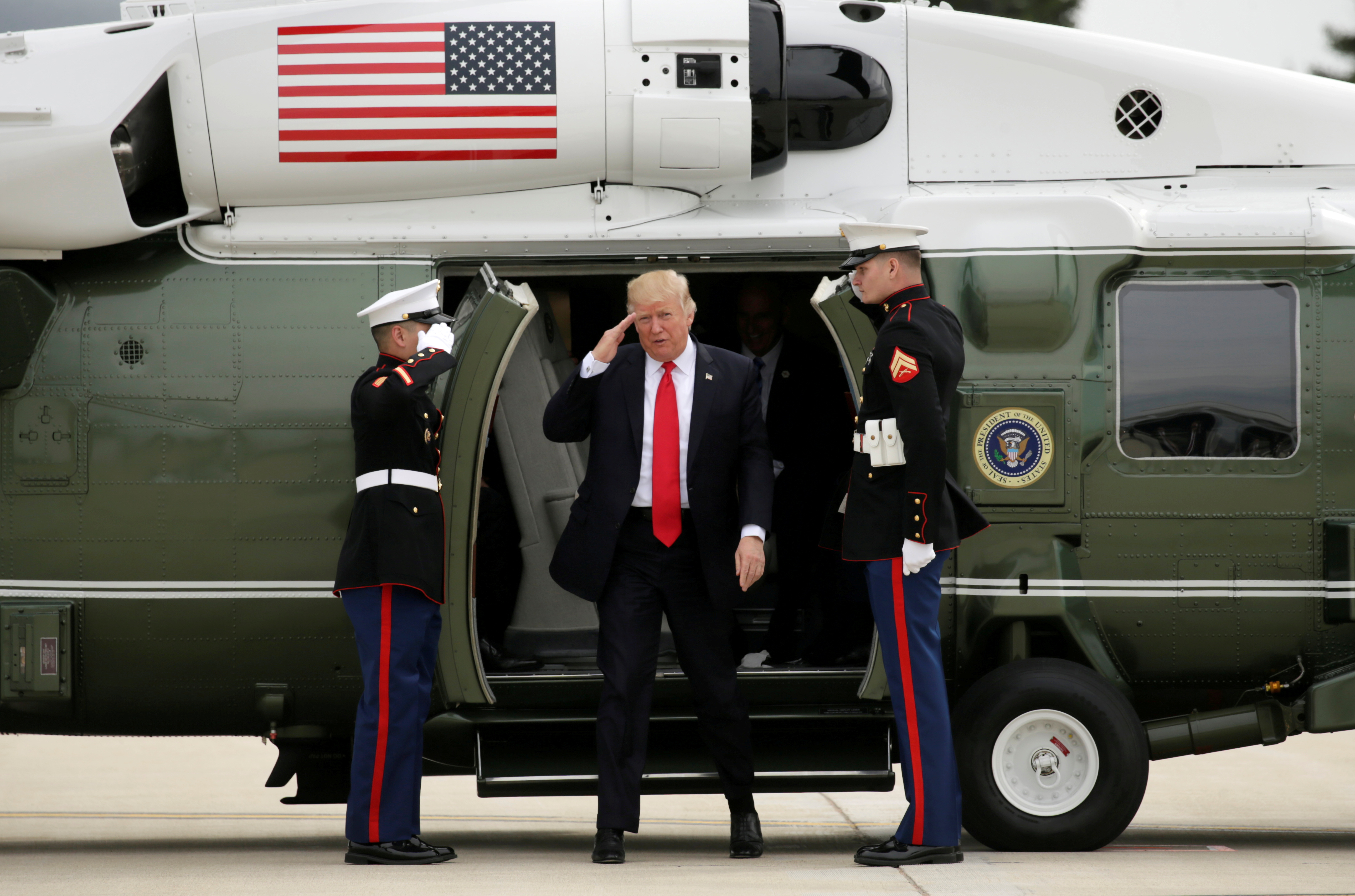 foto : kevin lamarque : 2017-04-19 u.s. president donald trump returns a salute as he steps from marine one to board air force one as he departs milwaukee, wisconsin, u.s., april 18, 2017. reuters/kevin lamarque tpx images of the day photo: / reuters / tt / kod 72000