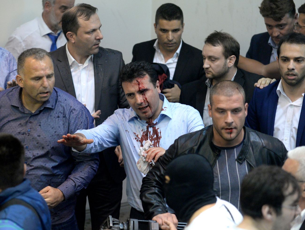 Zoran Zajevs parti har bildat majoritet tillsammans med albaner. Men alliansen möter dagligen protester från makedonska nationalister, enligt Reuters. Albaner utgör en tredjedel av landets befolkning. AFP PHOTO / Robert ATANASOVSKI / TT 