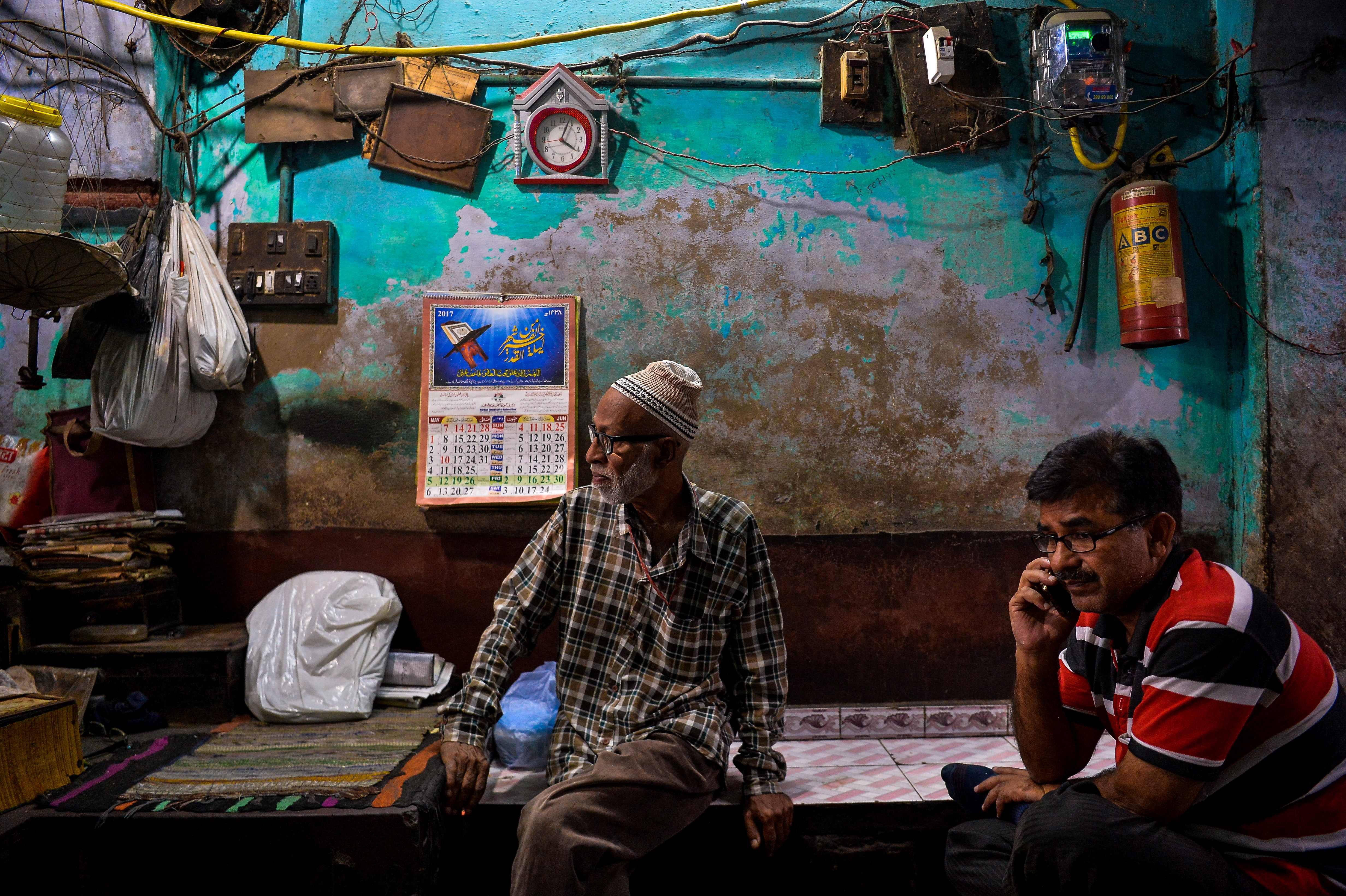 TOPSHOT - An elderly Indian shopkeeper sits as he waits for customers in New Delhi on May 3, 2017. / AFP PHOTO / CHANDAN KHANNA / TT / kod 444