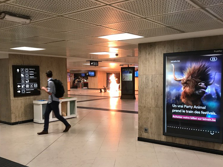 BRUSSELS 2017-06-20 Fire is seen at Brussels central station in Brussels, Belgium June 20, 2017. Courtesy Twitter/@remybonnaffe/via REUTERS ATTENTION EDITORS - THIS IMAGE WAS PROVIDED BY A THIRD PARTY. NO RESALES. NO ARCHIVES. MUST ON SCREEN COURTESY REMY BONNAFFE. THIS PICTURE WAS PROCESSED BY REUTERS TO ENHANCE QUALITY. AN UNPROCESSED VERSION HAS BEEN PROVIDED SEPARATELY. TPX IMAGES OF THE DAY Photo: / REUTERS / TT / kod 72000