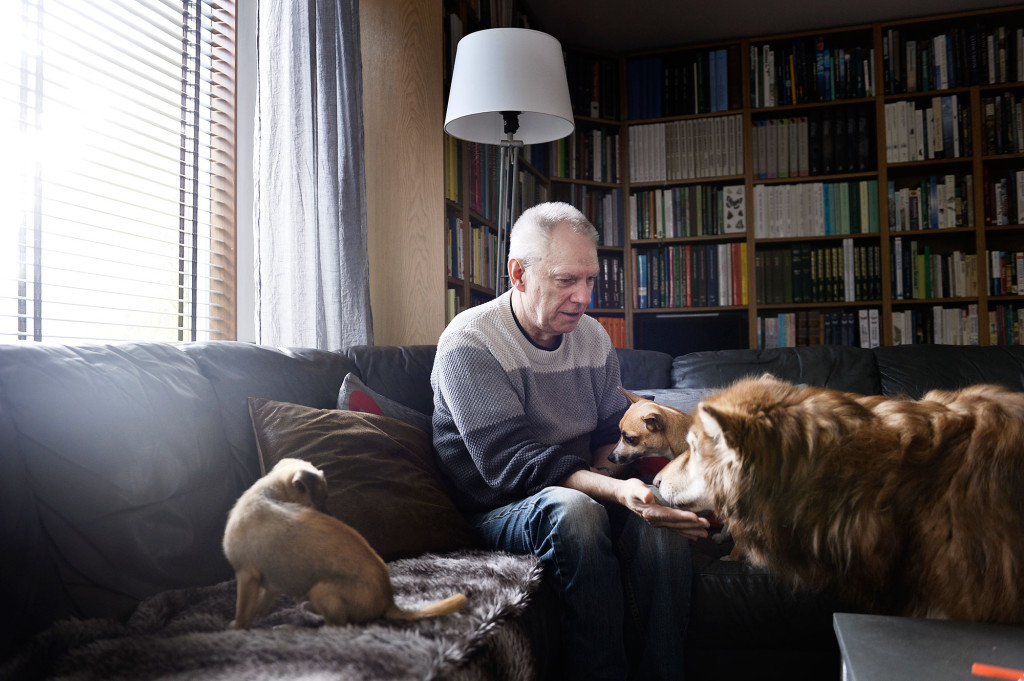 Pappa Arne Moberg med familjens hundar. Foto: Stefan Mattsson