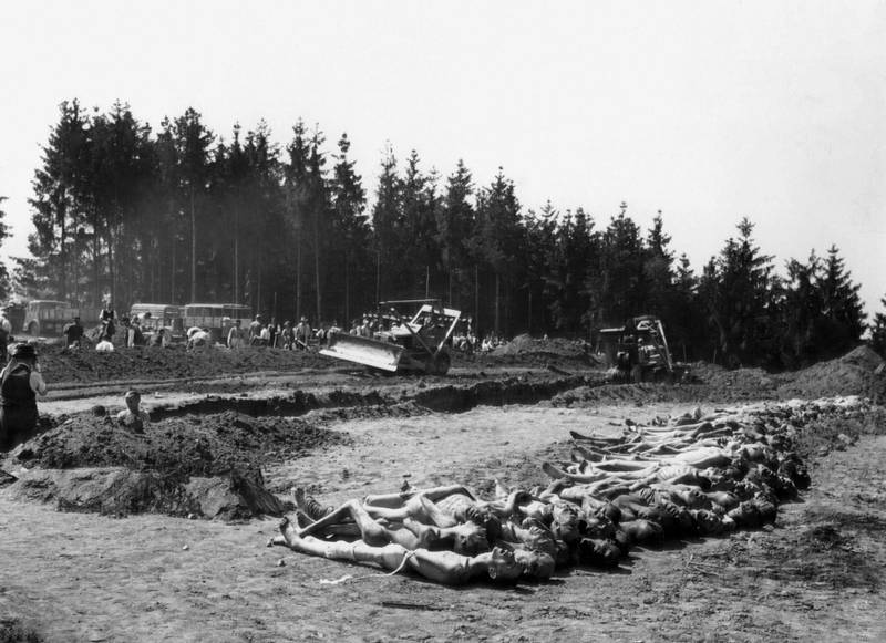 Efter befrielsen var de amerikanska trupperna tvungna att gräva en massgrav för de många döda från koncentrationslägret i  Gusen. Foto: AP