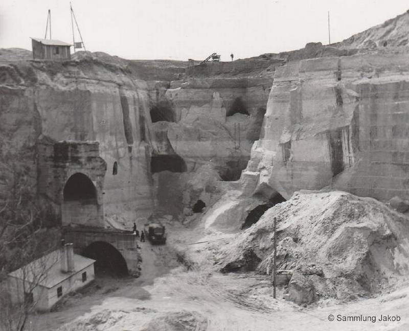 På den här bilden från 1960-talet, som visades i dokumentären, kan man se flera nivåer med tunnlar i Bergskristall-anläggningen. Foto: ZDF