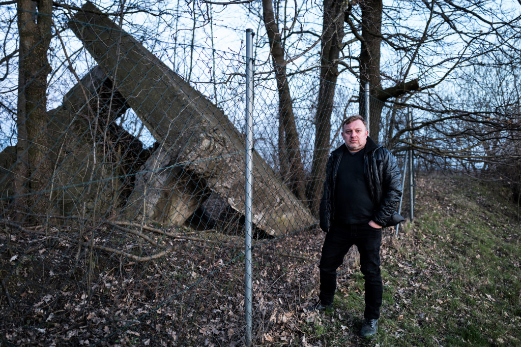 Andreas Sulzer vid ruinerna av det som anses vara ventilationsschakten till Hitlers enorma underjordiska fabriker. Foto: RASMUS FLINDT PEDERSEN