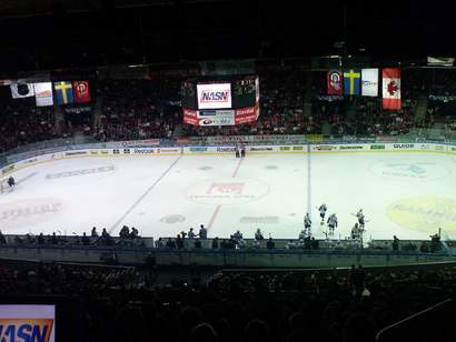 Klockan i Scandinavium räknar ned, fyra domare och det är reklamavbrott. NHL styr matchen.