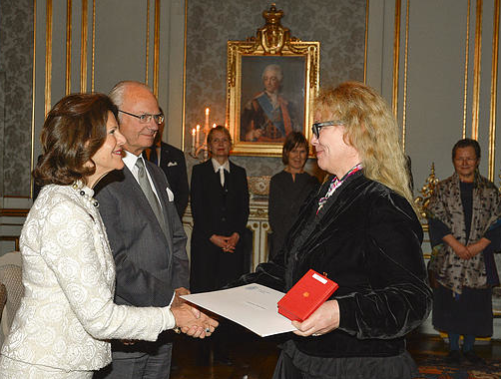 Textilkonstnären Annika Ekdahl fick Prins Eugenmedaljen av kungaparet på slottet igår. 